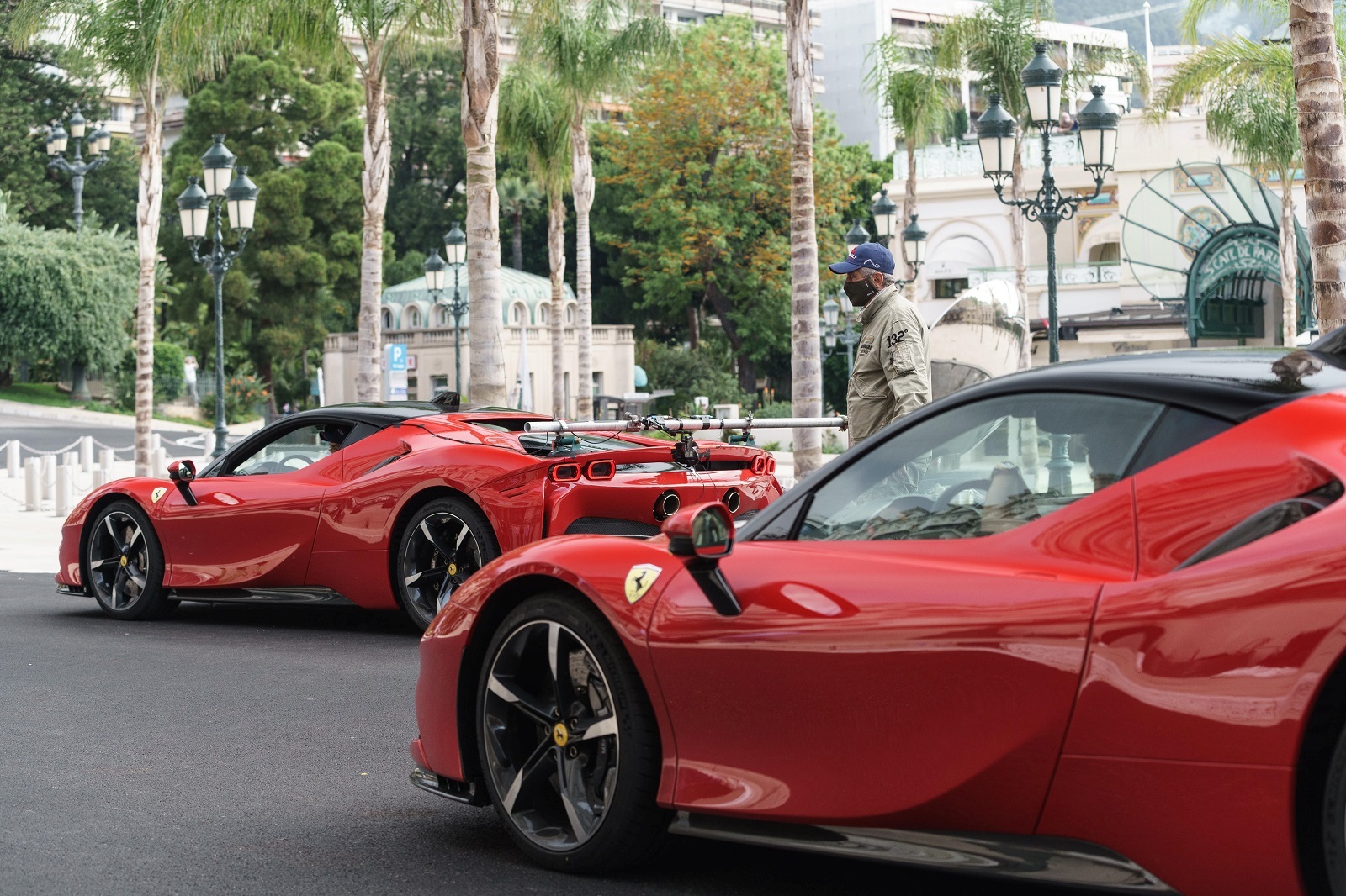 'LE GRAND RENDEZ-VOUS': UM FERRARI SF90 STRADALE PELAS RUAS DE MÔNACO, foto 1