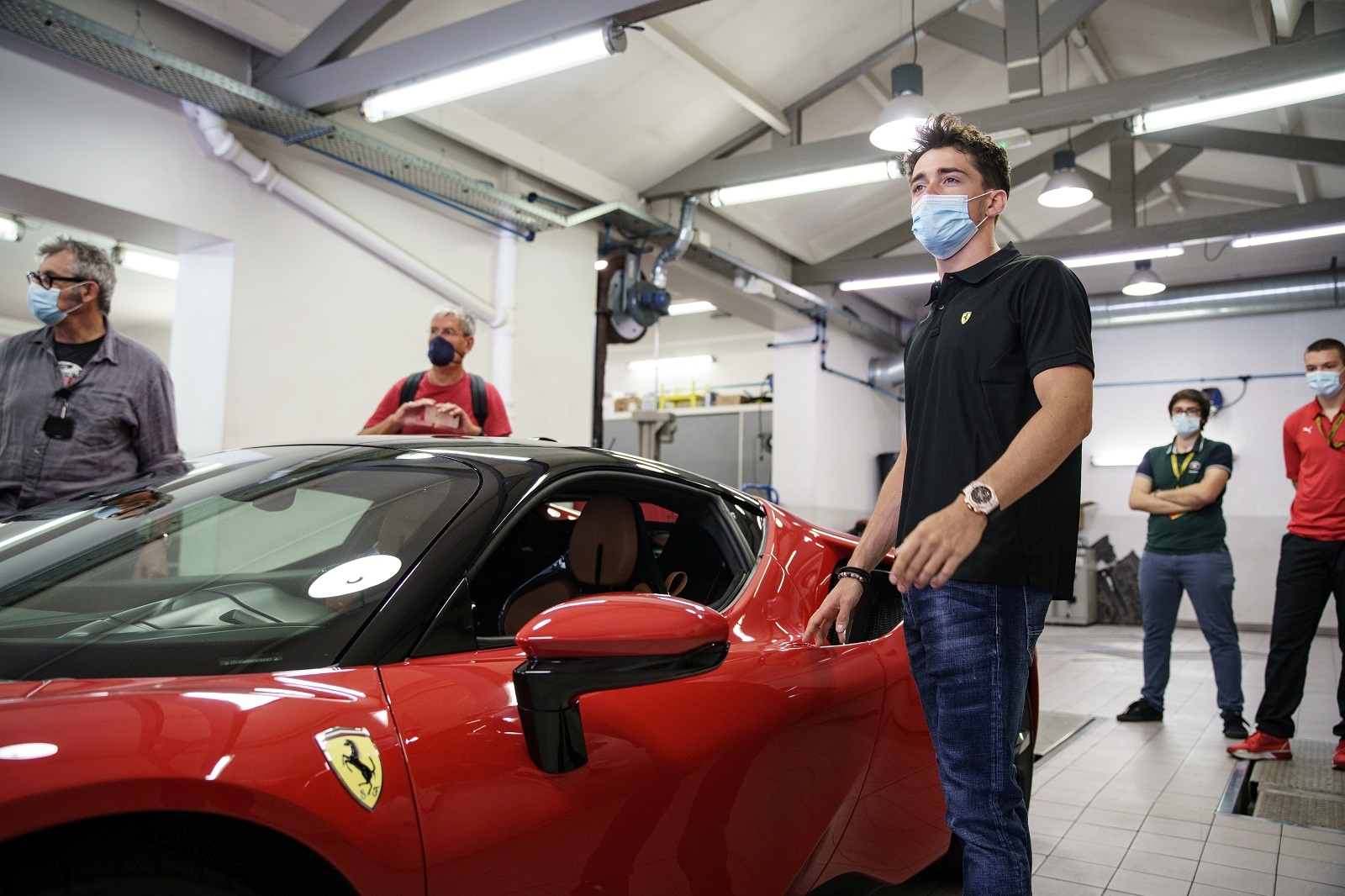 'LE GRAND RENDEZ-VOUS': UM FERRARI SF90 STRADALE PELAS RUAS DE MÔNACO, foto 2