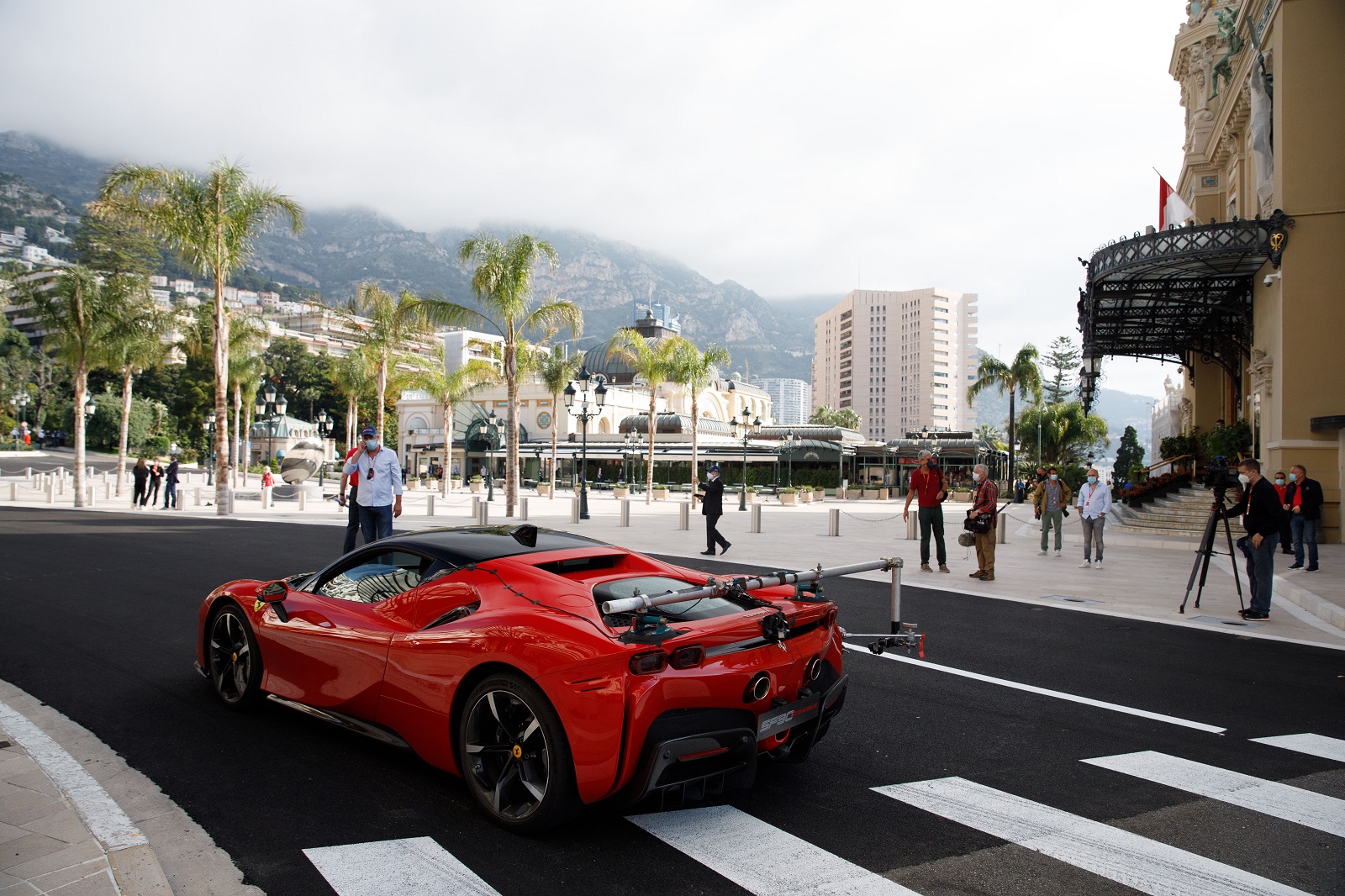 'LE GRAND RENDEZ-VOUS': UM FERRARI SF90 STRADALE PELAS RUAS DE MÔNACO, foto 3