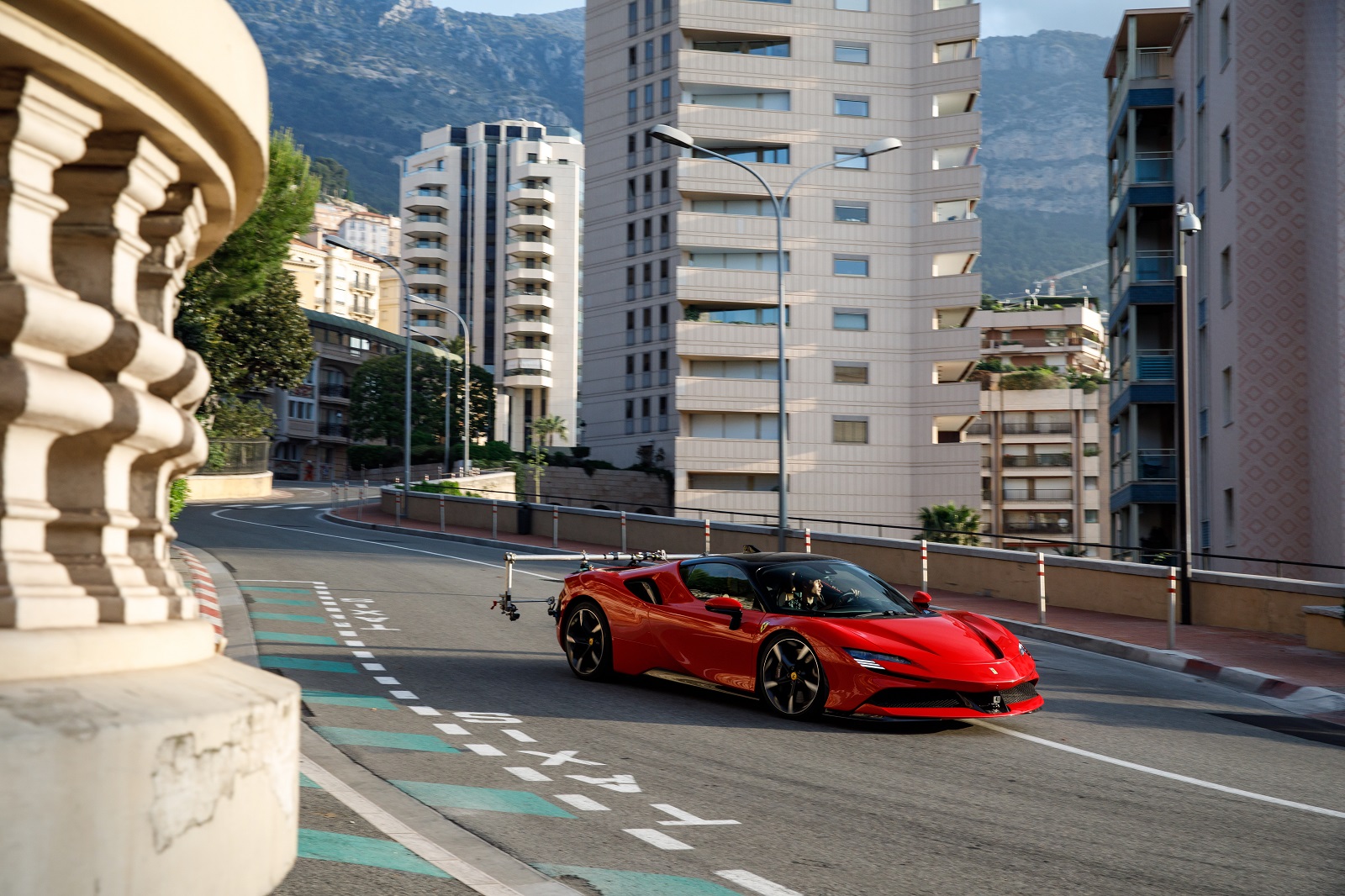 'LE GRAND RENDEZ-VOUS': UM FERRARI SF90 STRADALE PELAS RUAS DE MÔNACO, foto 6