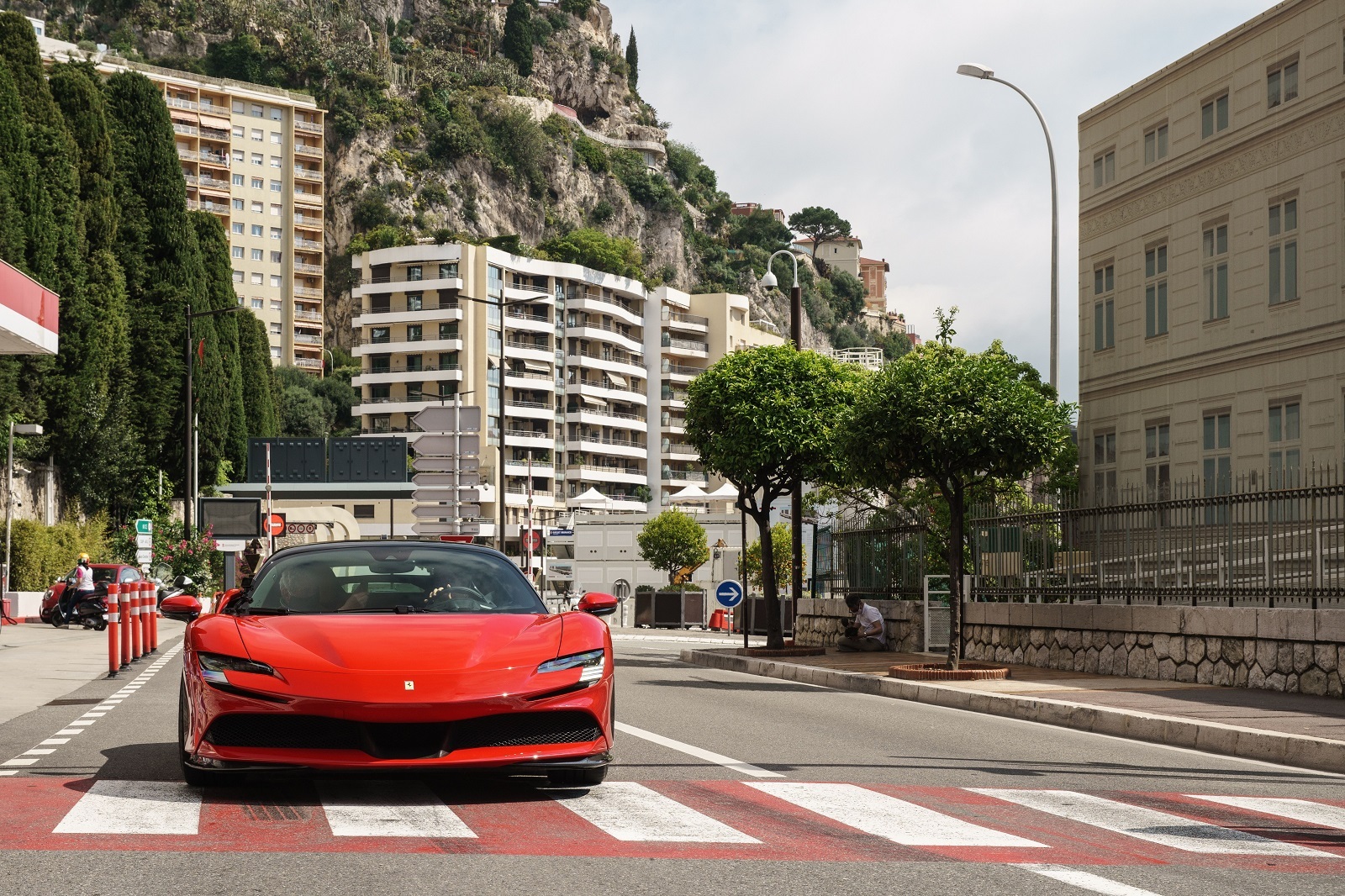 'LE GRAND RENDEZ-VOUS': UM FERRARI SF90 STRADALE PELAS RUAS DE MÔNACO, foto 8