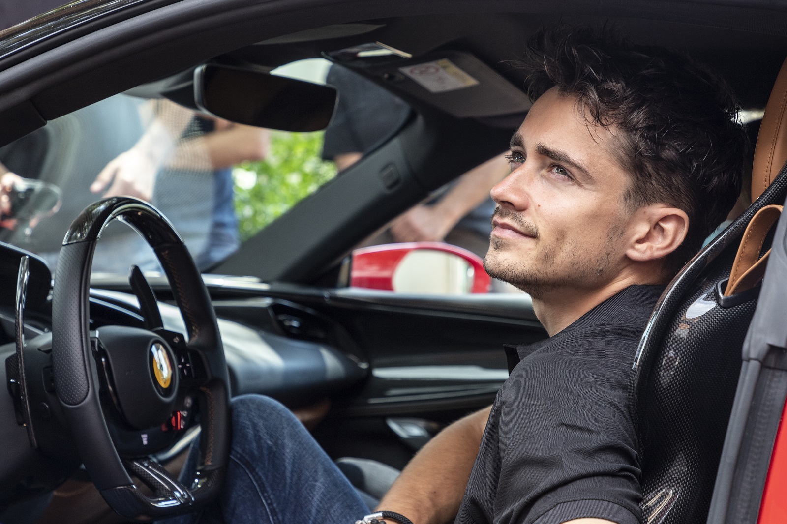 'LE GRAND RENDEZ-VOUS': UM FERRARI SF90 STRADALE PELAS RUAS DE MÔNACO, foto 9
