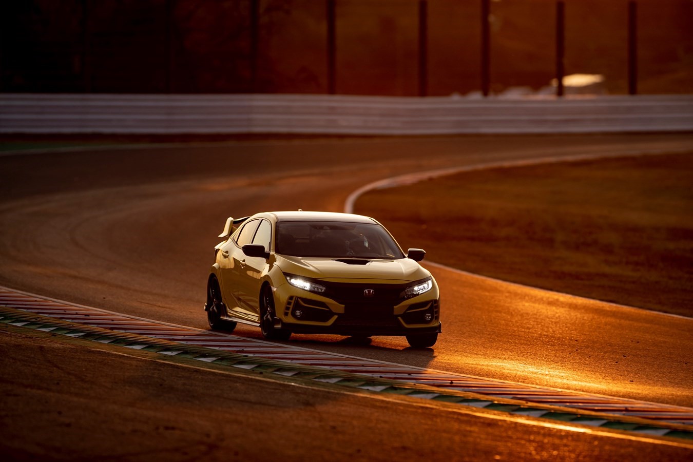 HONDA CIVIC TYPE-R LIMITED EDITION DESTROI EM SUZUKA, foto 1