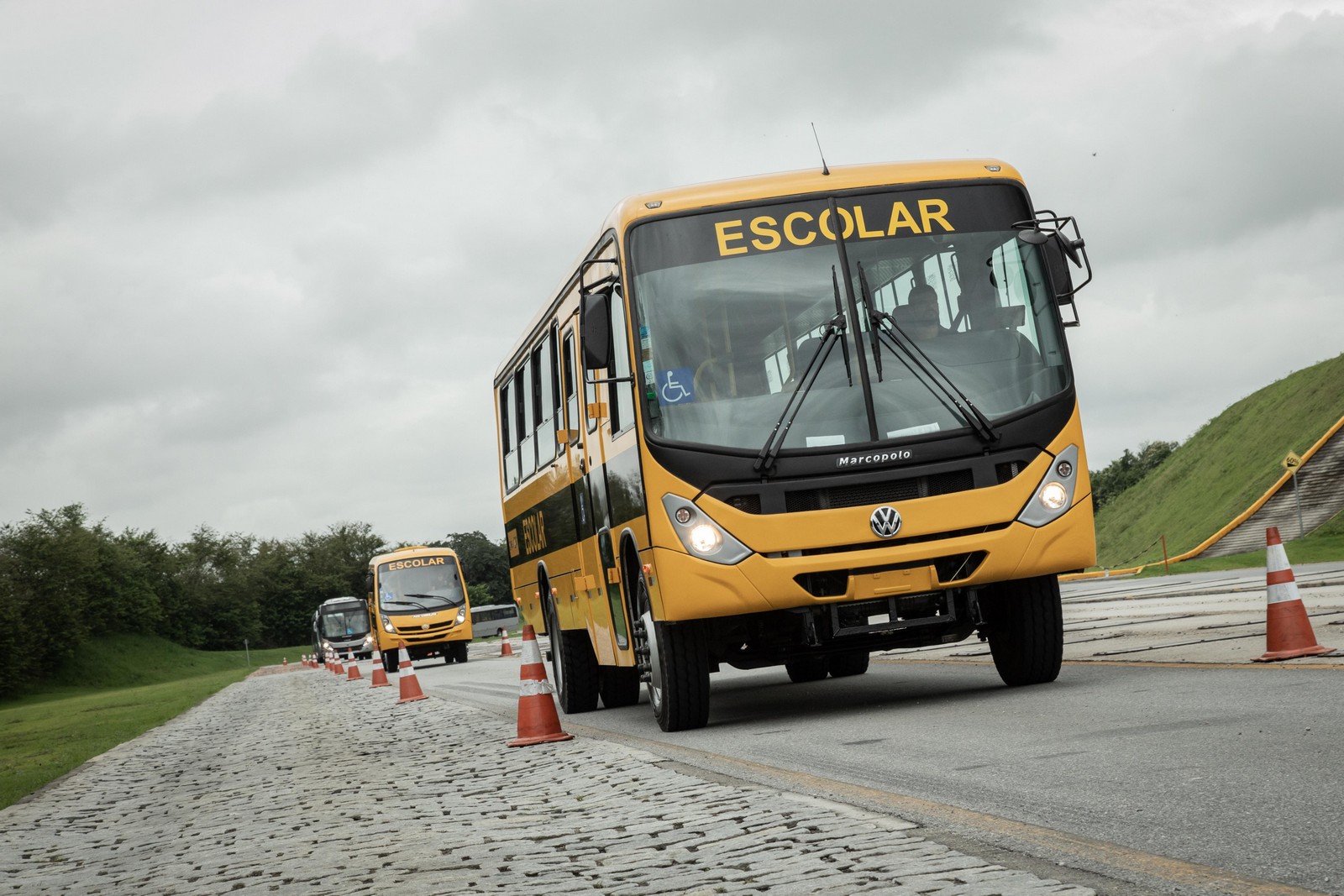 VOLKSWAGEN ENTREGA 300 ÔNIBUS AO PROGRAMA CAMINHO DA ESCOLA, foto 2