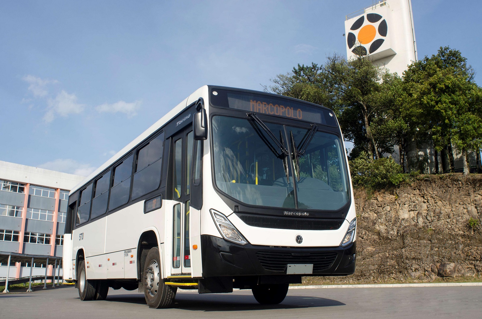 VW PARTICIPA DA MODERNIZAÇÃO DO TRANSPORTE PÚBLICO DE ANGOLA COM EMBARQUE DE 130 ÔNIBUS, foto 1