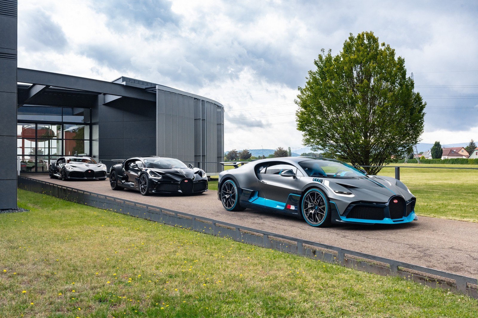 OS PRIMEIROS BUGATTI DIVO SÃO ENTREGUES A SEUS FELIZES E MILIONÁRIOS PROPRIETÁRIOS, foto 1