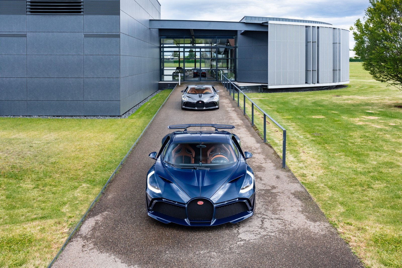 OS PRIMEIROS BUGATTI DIVO SÃO ENTREGUES A SEUS FELIZES E MILIONÁRIOS PROPRIETÁRIOS, foto 3