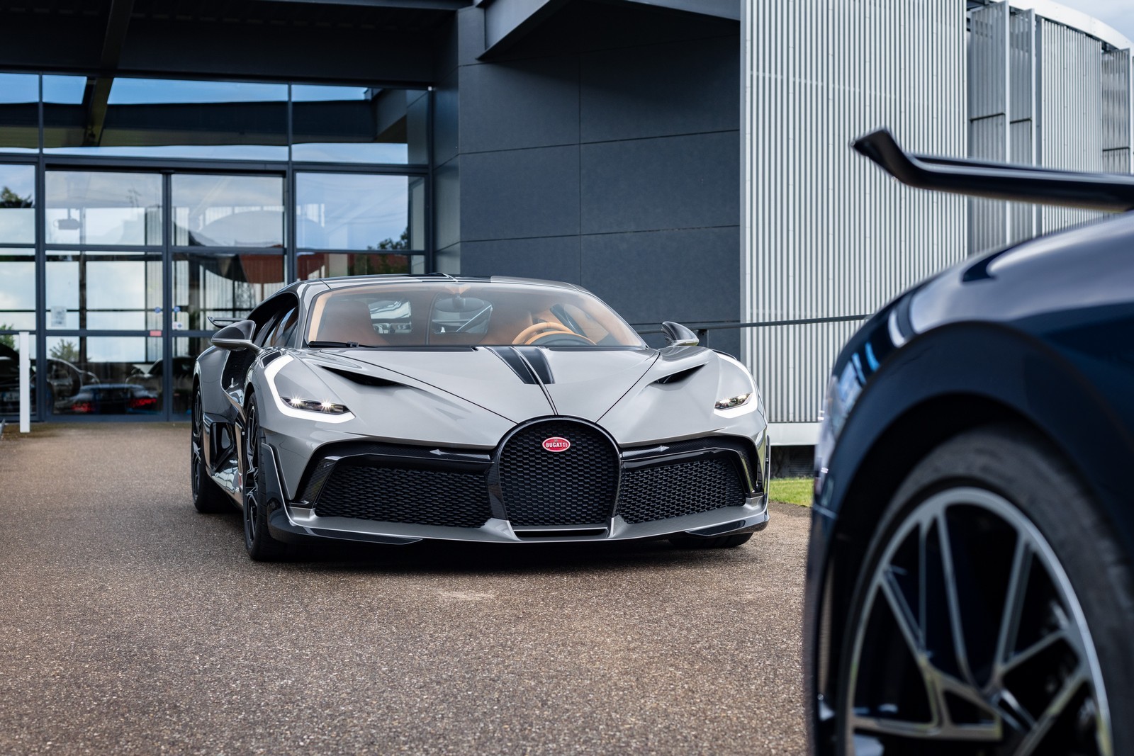 OS PRIMEIROS BUGATTI DIVO SÃO ENTREGUES A SEUS FELIZES E MILIONÁRIOS PROPRIETÁRIOS, foto 4