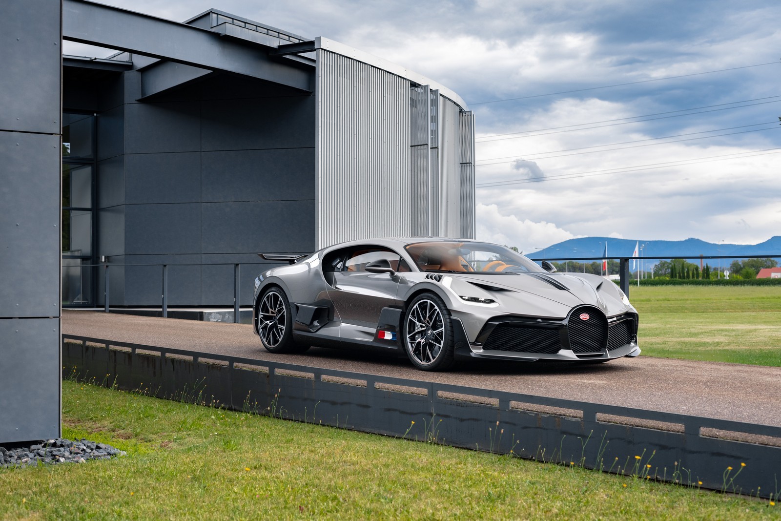 OS PRIMEIROS BUGATTI DIVO SÃO ENTREGUES A SEUS FELIZES E MILIONÁRIOS PROPRIETÁRIOS, foto 5