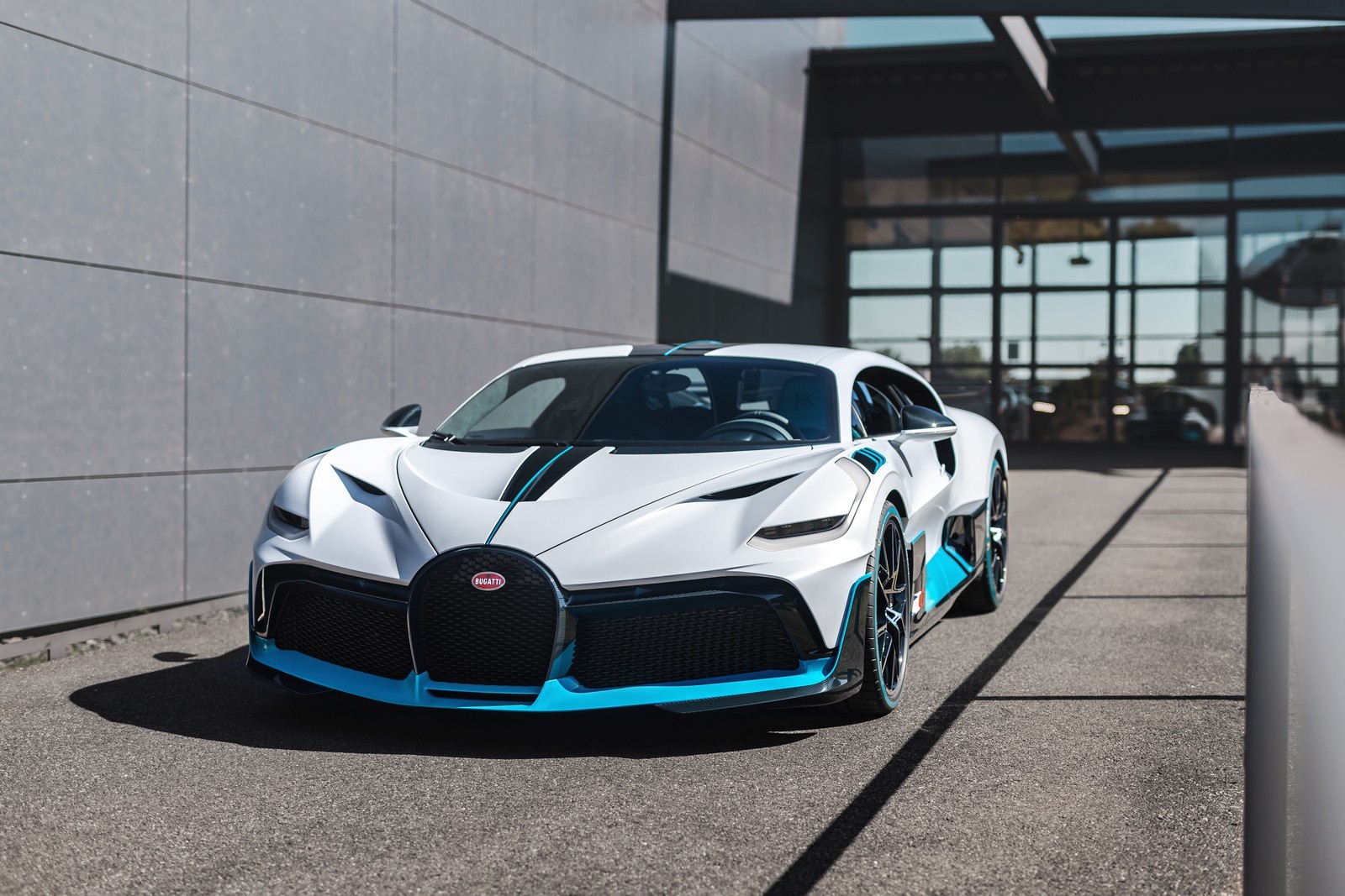 OS PRIMEIROS BUGATTI DIVO SÃO ENTREGUES A SEUS FELIZES E MILIONÁRIOS PROPRIETÁRIOS, foto 13
