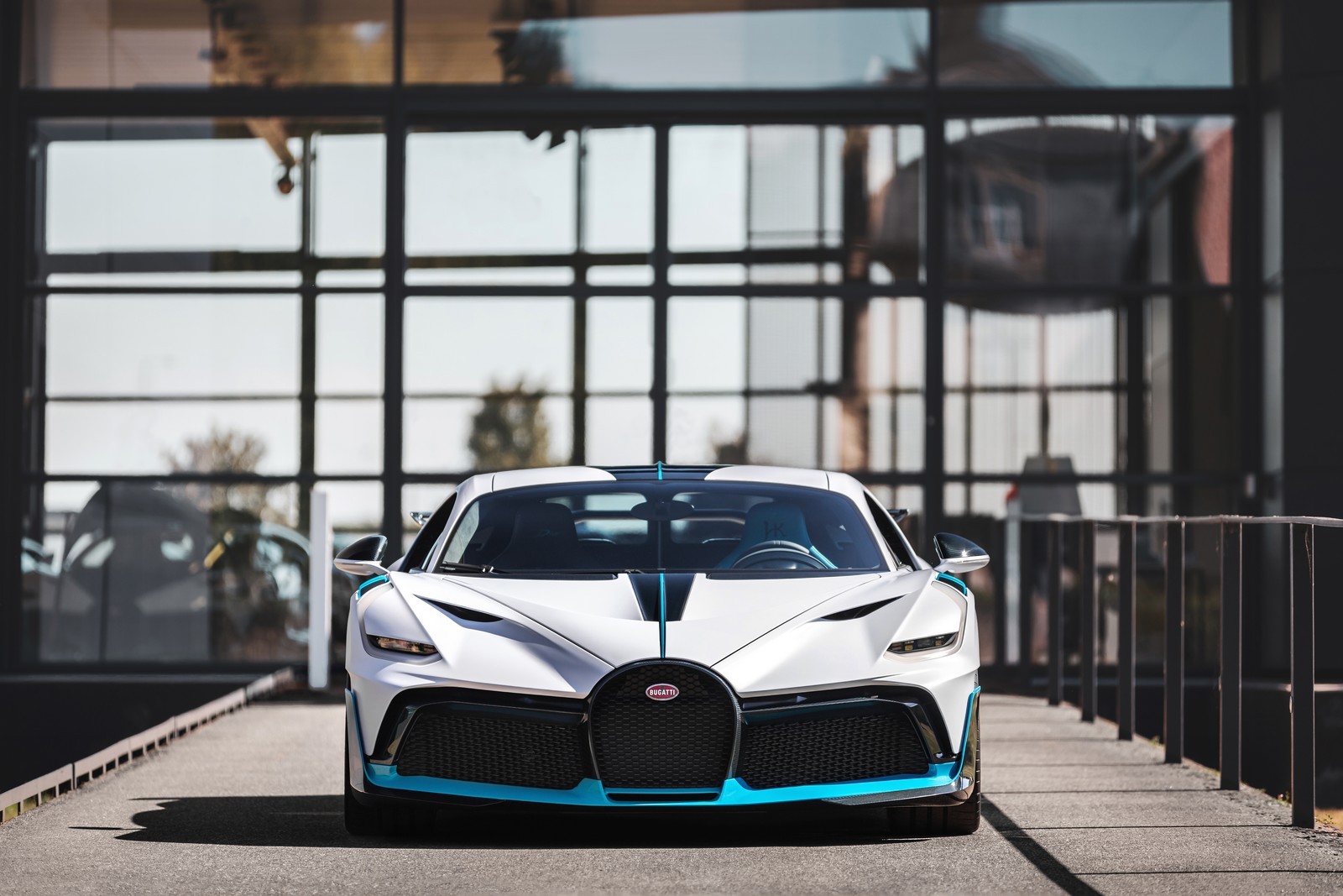 OS PRIMEIROS BUGATTI DIVO SÃO ENTREGUES A SEUS FELIZES E MILIONÁRIOS PROPRIETÁRIOS, foto 16