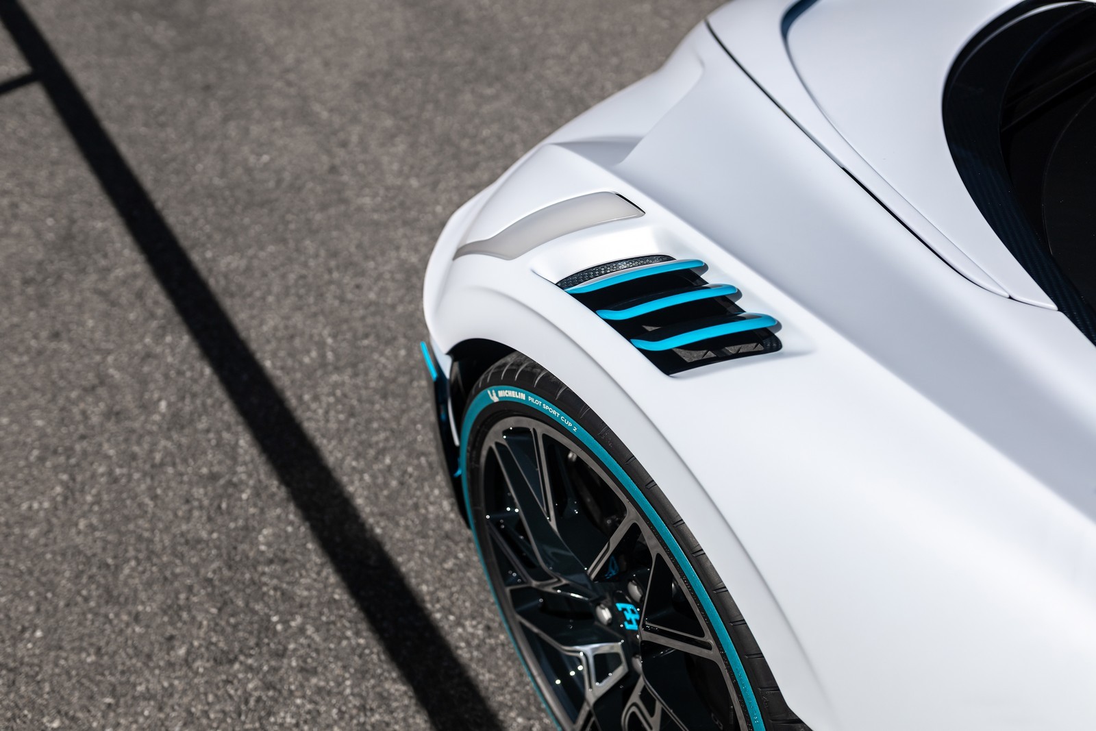 OS PRIMEIROS BUGATTI DIVO SÃO ENTREGUES A SEUS FELIZES E MILIONÁRIOS PROPRIETÁRIOS, foto 21