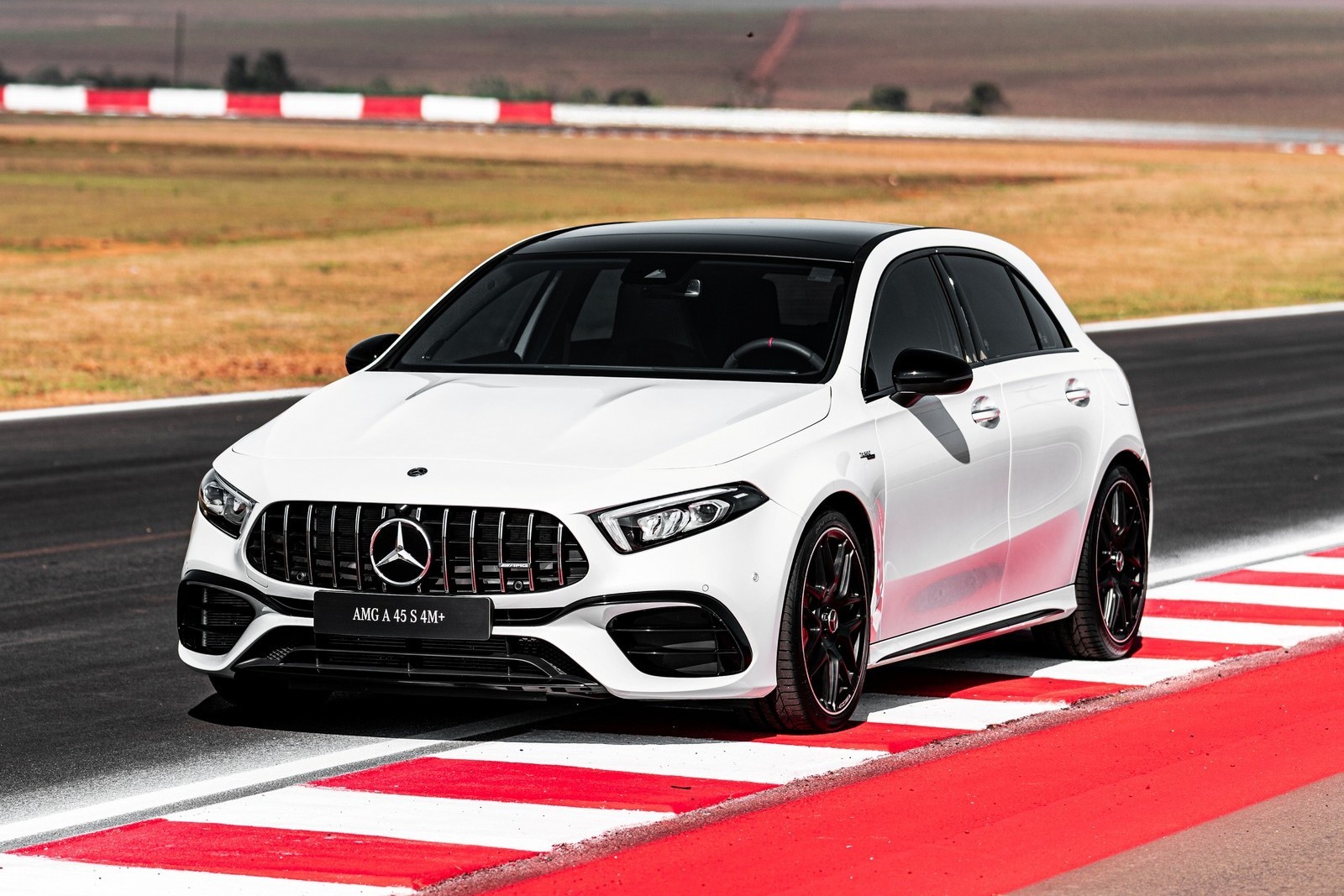 MERCEDES-AMG APRESENTA NOVOS MOTORES 45: COMBINAÇÃO DO DESEMPENHO DAS PISTAS COM O DESIGN ÚNICO DOS ESPORTIVOS DA MARCA, foto 8