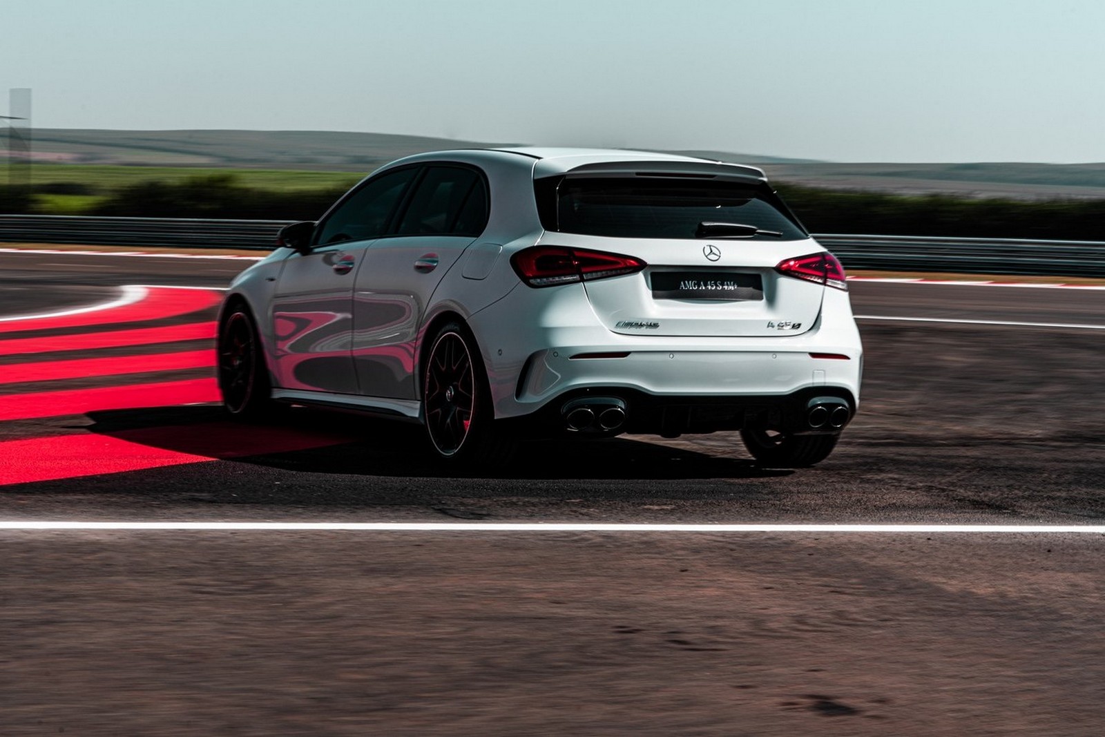 MERCEDES-AMG APRESENTA NOVOS MOTORES 45: COMBINAÇÃO DO DESEMPENHO DAS PISTAS COM O DESIGN ÚNICO DOS ESPORTIVOS DA MARCA, foto 9