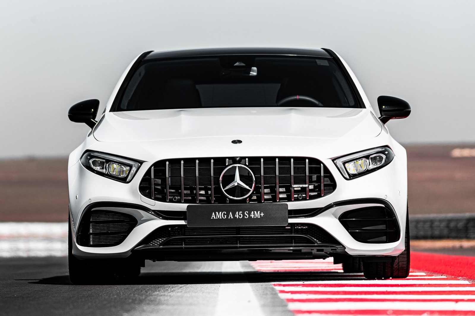 MERCEDES-AMG APRESENTA NOVOS MOTORES 45: COMBINAÇÃO DO DESEMPENHO DAS PISTAS COM O DESIGN ÚNICO DOS ESPORTIVOS DA MARCA, foto 11
