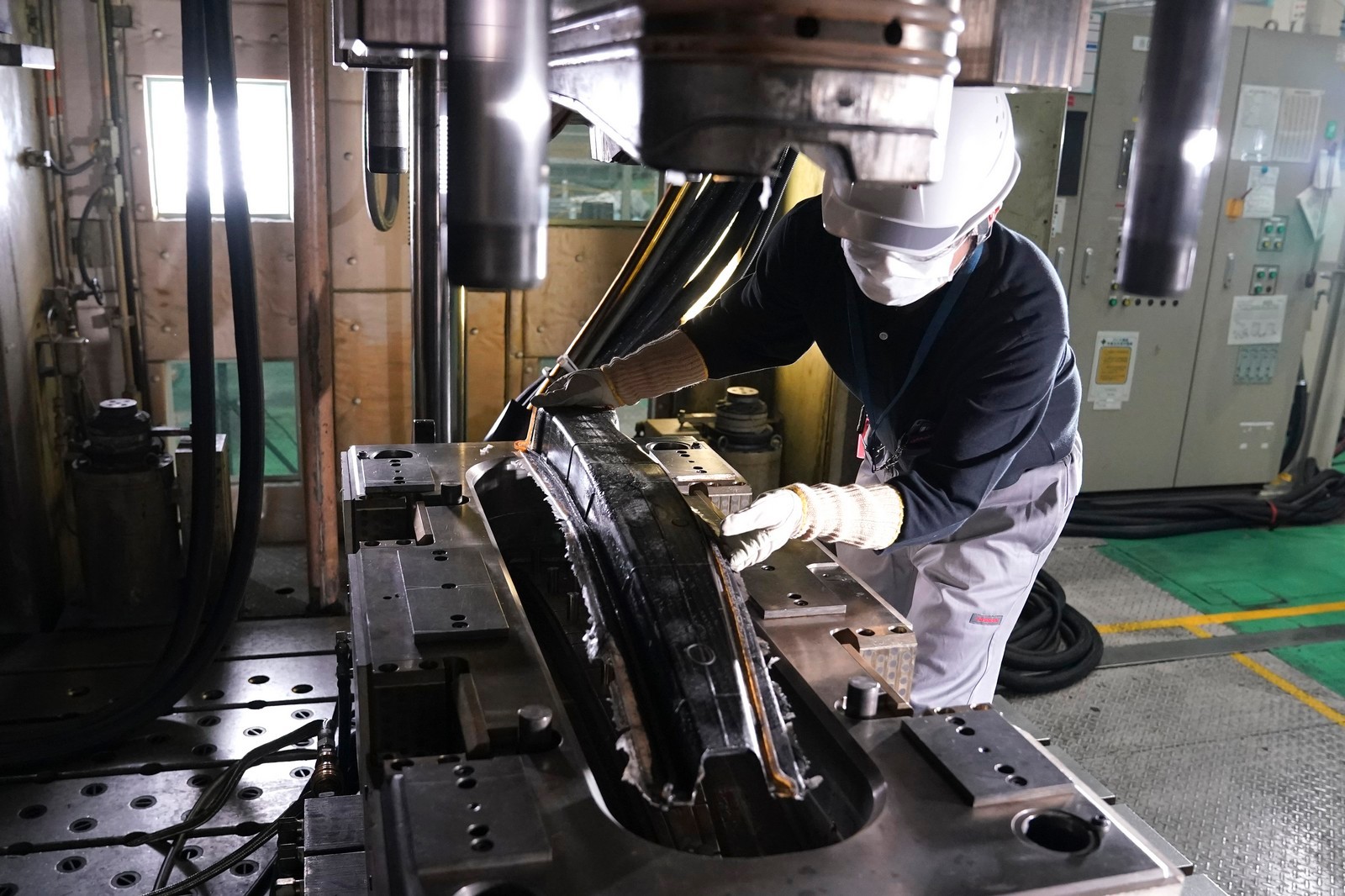 NISSAN REALIZA IMPORTANTE AVANÇO NA PRODUÇÃO DE PEÇAS DE FIBRA DE CARBONO, foto 1