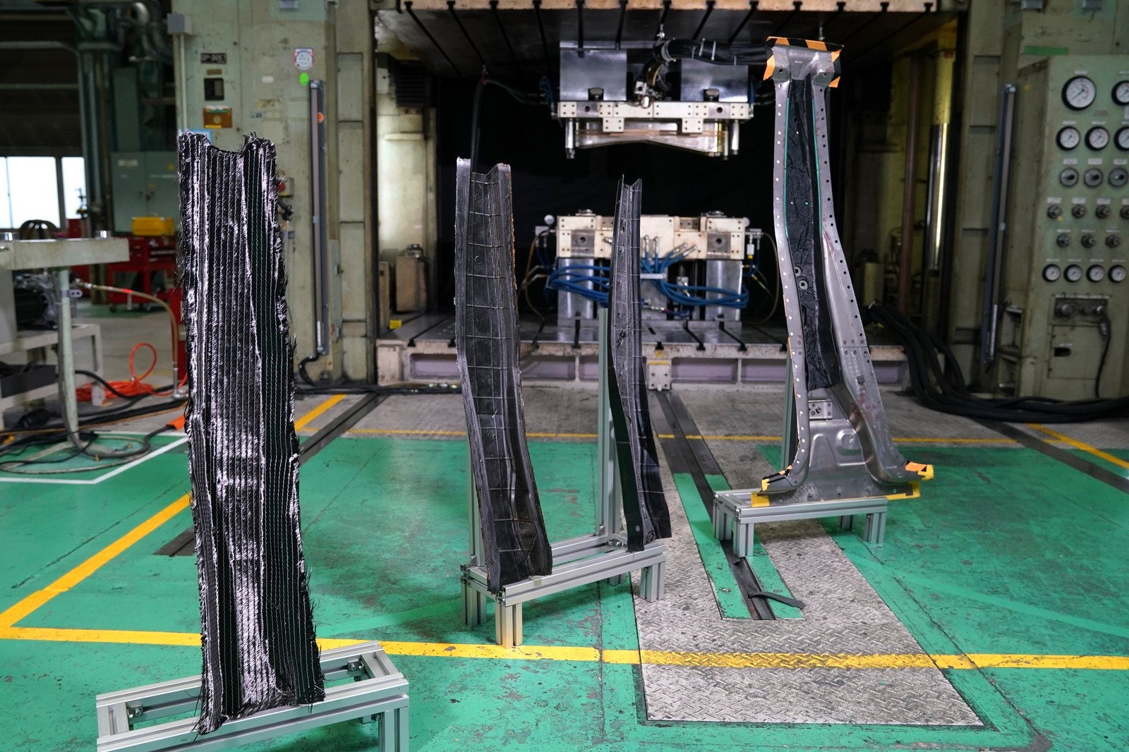 NISSAN REALIZA IMPORTANTE AVANÇO NA PRODUÇÃO DE PEÇAS DE FIBRA DE CARBONO, foto 14