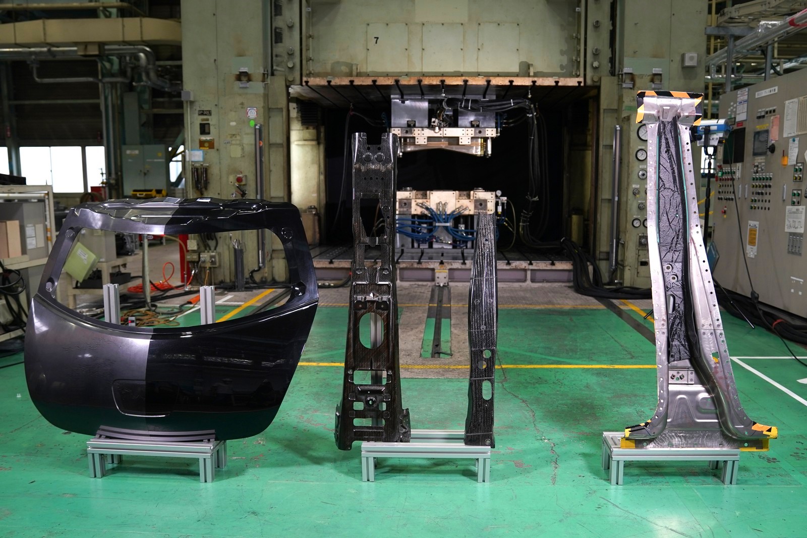 NISSAN REALIZA IMPORTANTE AVANÇO NA PRODUÇÃO DE PEÇAS DE FIBRA DE CARBONO, foto 19