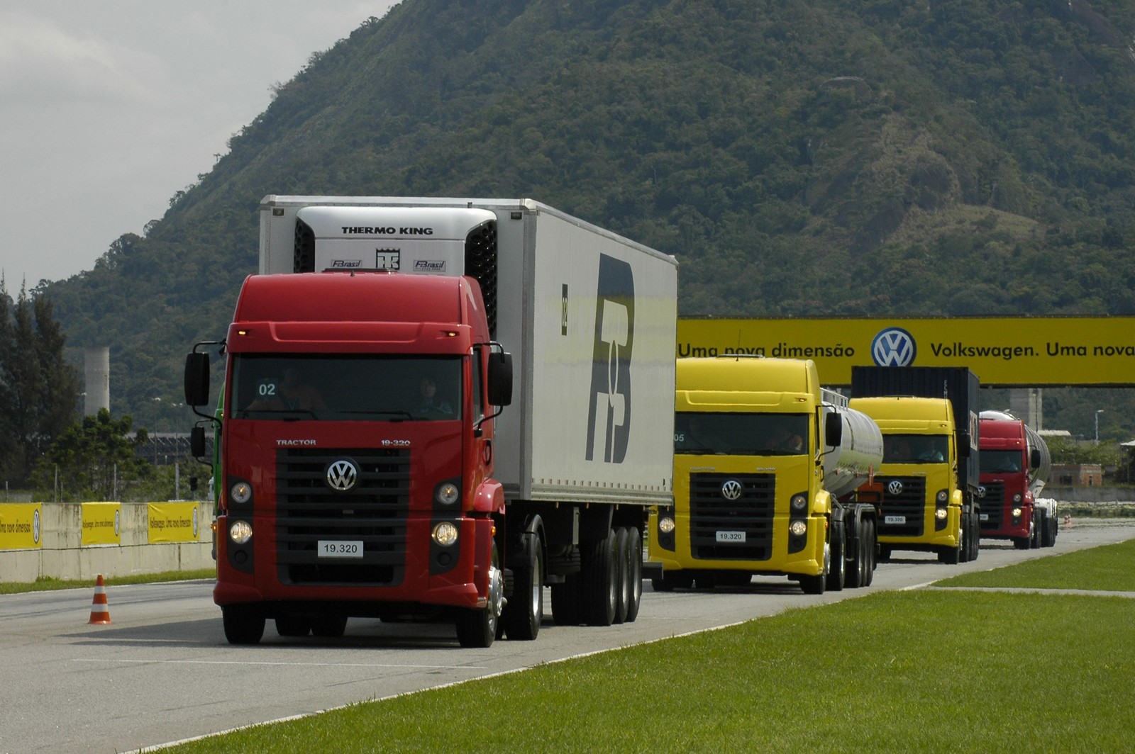 VOLKSWAGEN CONSTELLATION COMPLETA 15 ANOS COMO FAMÍLIA DE CAMINHÕES MAIS VENDIDA NO PAÍS, foto 1
