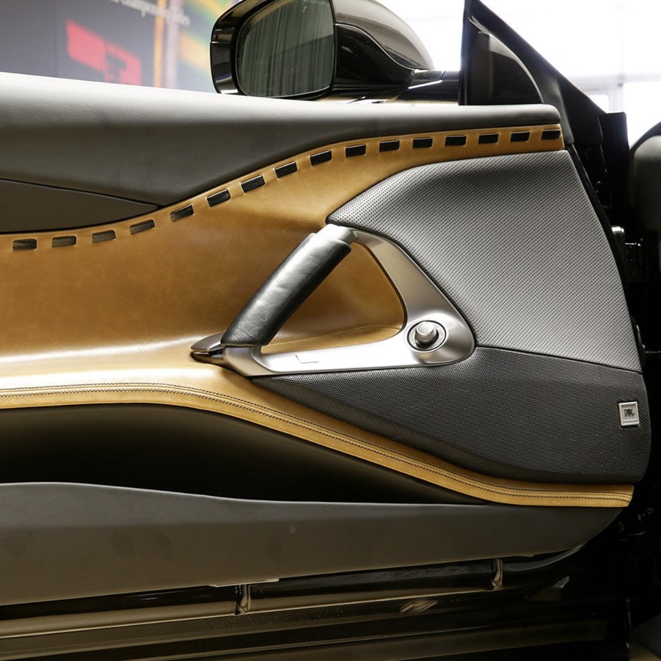 FERRARI TAILOR MADE APRESENTA UM ATRAENTE EXEMPLAR ÚNICO DO F812 SUPERFAST, foto 2