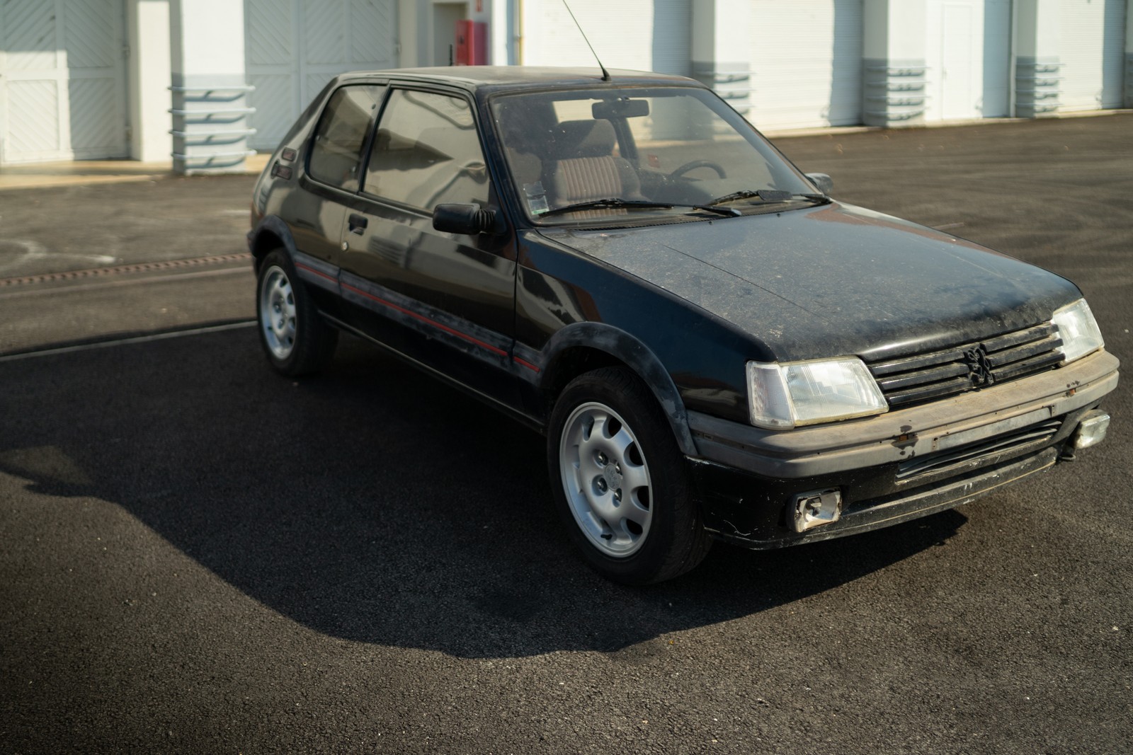 SOCHAUX, FRANÇA: OFICINAS DO PEUGEOT ADVENTURE MUSEUM COMEÇAM A RESTAURAR VEÍCULOS ICÔNICOS DA MARCA. 205 GTI É O ESTREANTE, foto 1