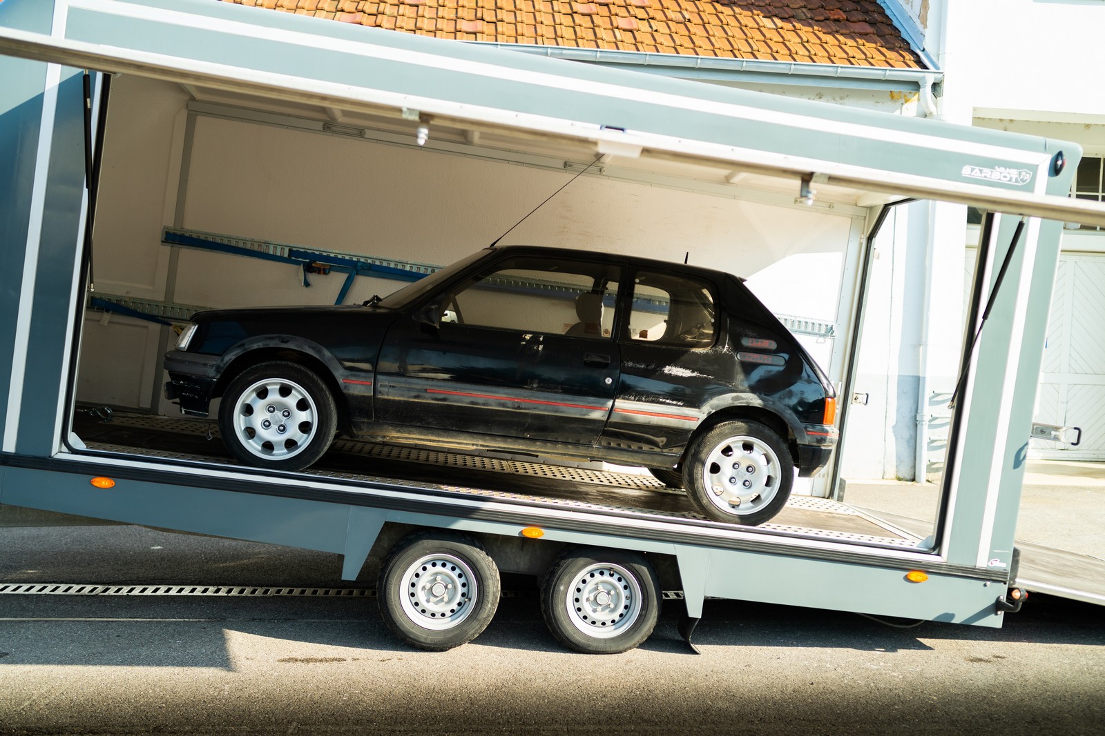 SOCHAUX, FRANÇA: OFICINAS DO PEUGEOT ADVENTURE MUSEUM COMEÇAM A RESTAURAR VEÍCULOS ICÔNICOS DA MARCA. 205 GTI É O ESTREANTE, foto 2