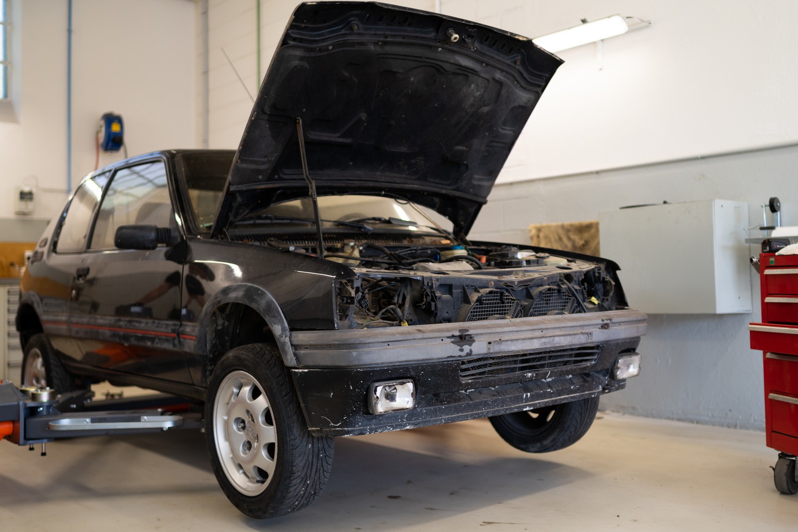 SOCHAUX, FRANÇA: OFICINAS DO PEUGEOT ADVENTURE MUSEUM COMEÇAM A RESTAURAR VEÍCULOS ICÔNICOS DA MARCA. 205 GTI É O ESTREANTE, foto 6