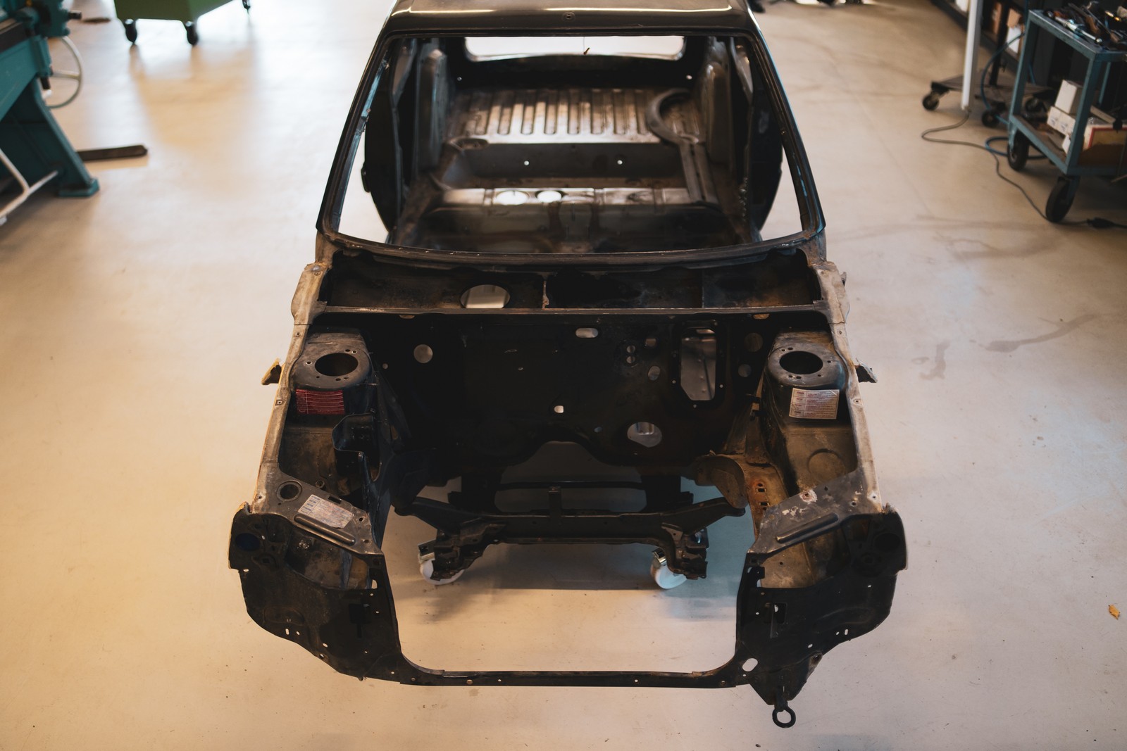 SOCHAUX, FRANÇA: OFICINAS DO PEUGEOT ADVENTURE MUSEUM COMEÇAM A RESTAURAR VEÍCULOS ICÔNICOS DA MARCA. 205 GTI É O ESTREANTE, foto 8