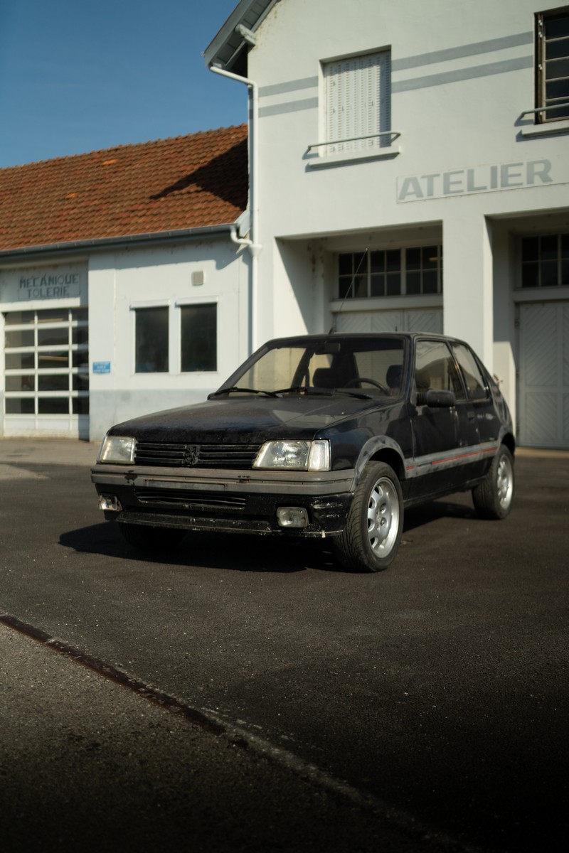 SOCHAUX, FRANÇA: OFICINAS DO PEUGEOT ADVENTURE MUSEUM COMEÇAM A RESTAURAR VEÍCULOS ICÔNICOS DA MARCA. 205 GTI É O ESTREANTE, foto 17