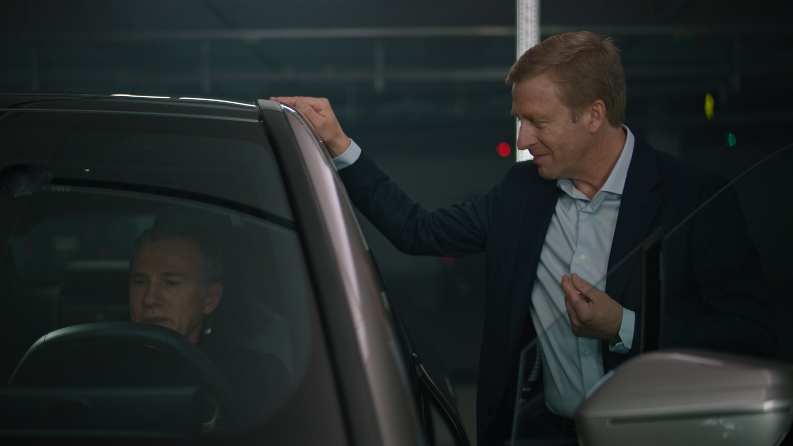 CHRISTOPH WALTZ E OLIVER ZIPSE, PRESIDENTE DO CONSELHO DA BMW AG, TESTAM O BMW iX, foto 1