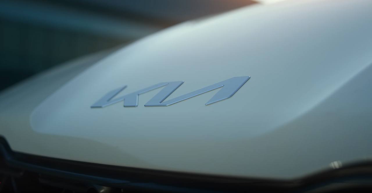 SURGE O PRIMEIRO TEASER DO KIA CV, UM NOVO CROSSOVER ELÉTRICO QUE ESTREARÁ O NOVO EMBLEMA DA MARCA, foto 1