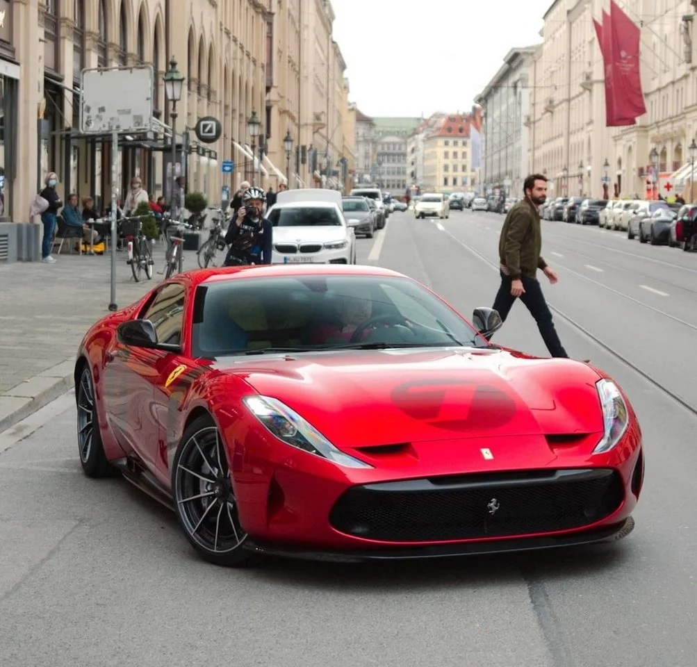SURGE A PRIMEIRA IMAGEM DO IMPRESSIONANTE FERRARI OMOLOGATA NA RUA, foto 1