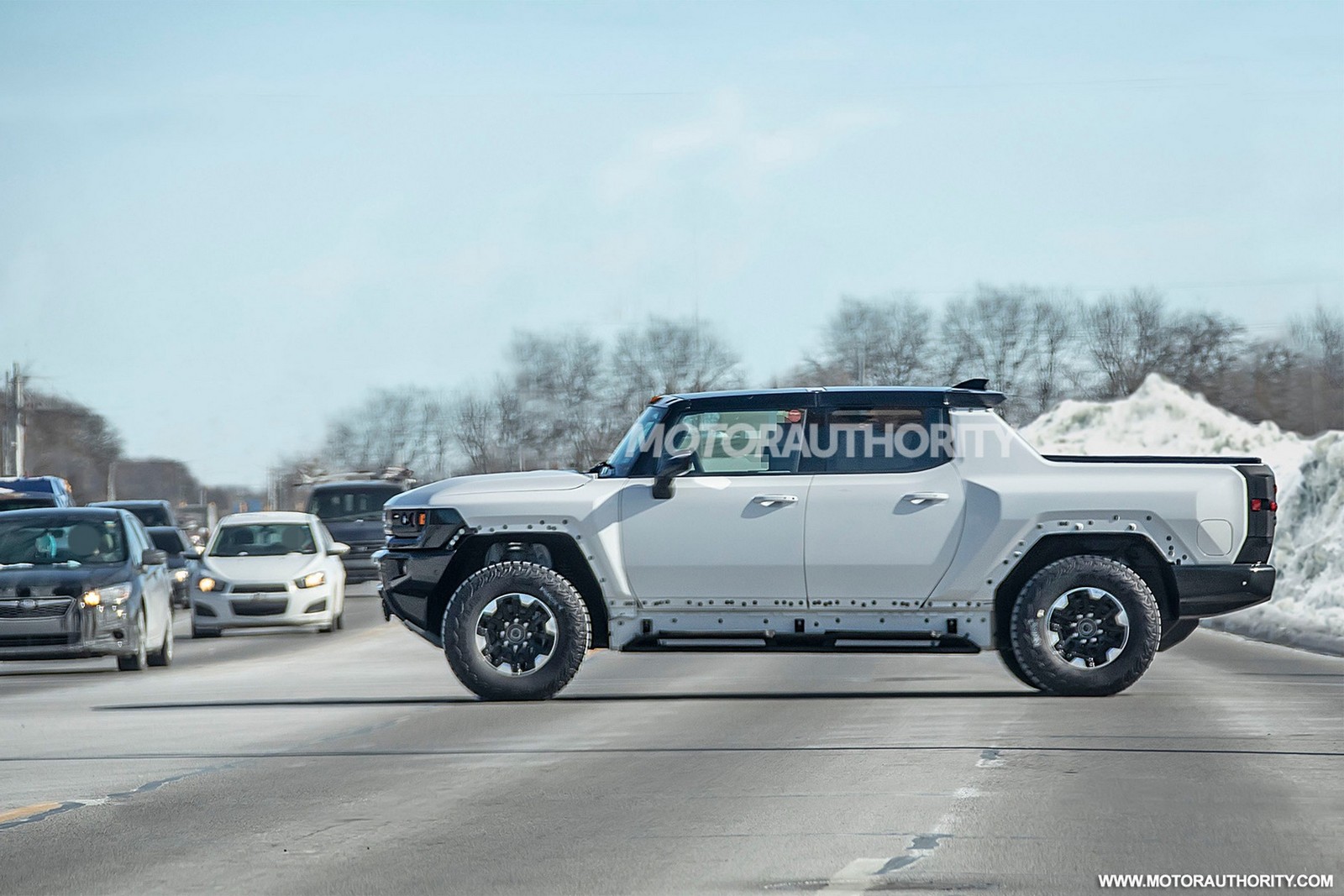 GMC HUMMER EV MOSTRA SUA CAPACIDADE SOBRE A NEVE, foto 1