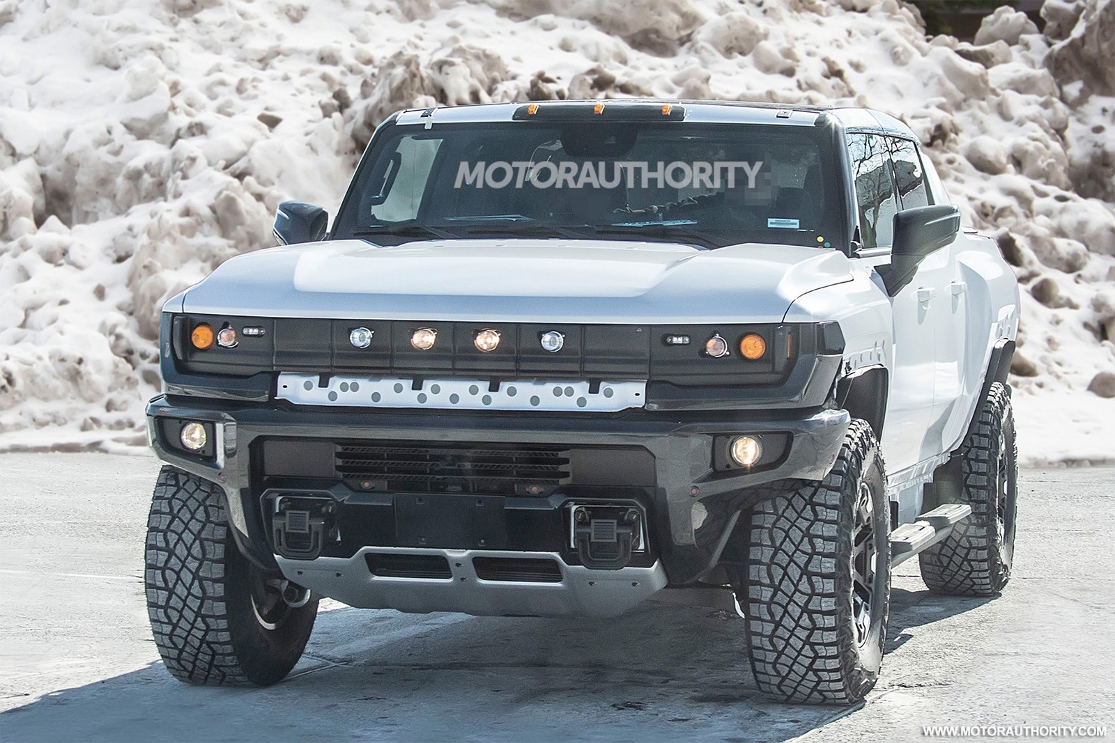 GMC HUMMER EV MOSTRA SUA CAPACIDADE SOBRE A NEVE, foto 3