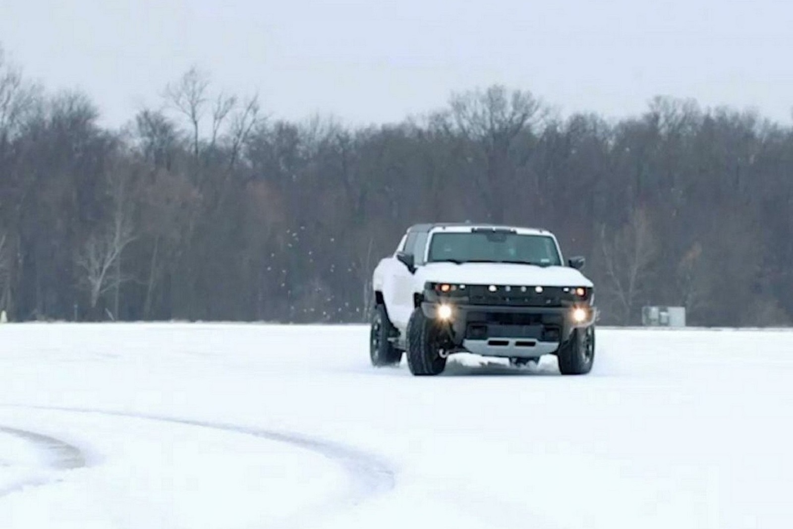 GMC HUMMER EV MOSTRA SUA CAPACIDADE SOBRE A NEVE, foto 16