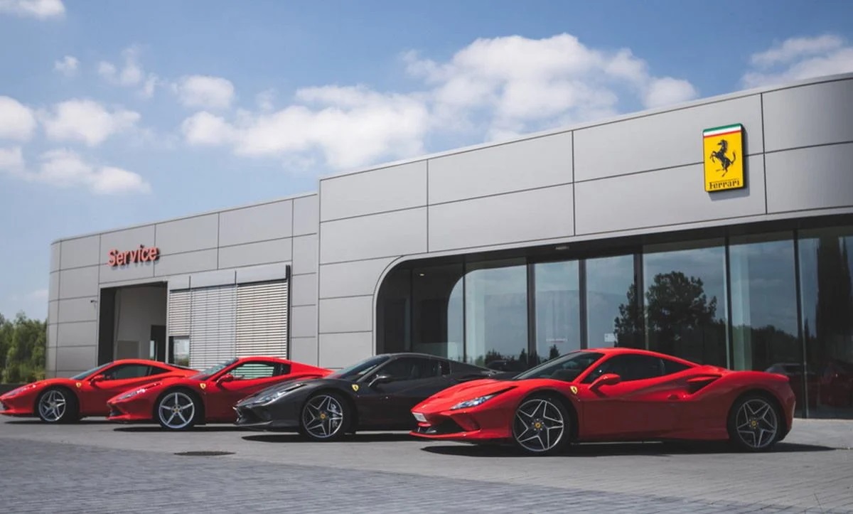 UM FERRARI F812 GTS ÚNICO PARA CELEBRAR O DÉCIMO ANIVERSÁRIO DA FERRARI POLÔNIA, foto 4