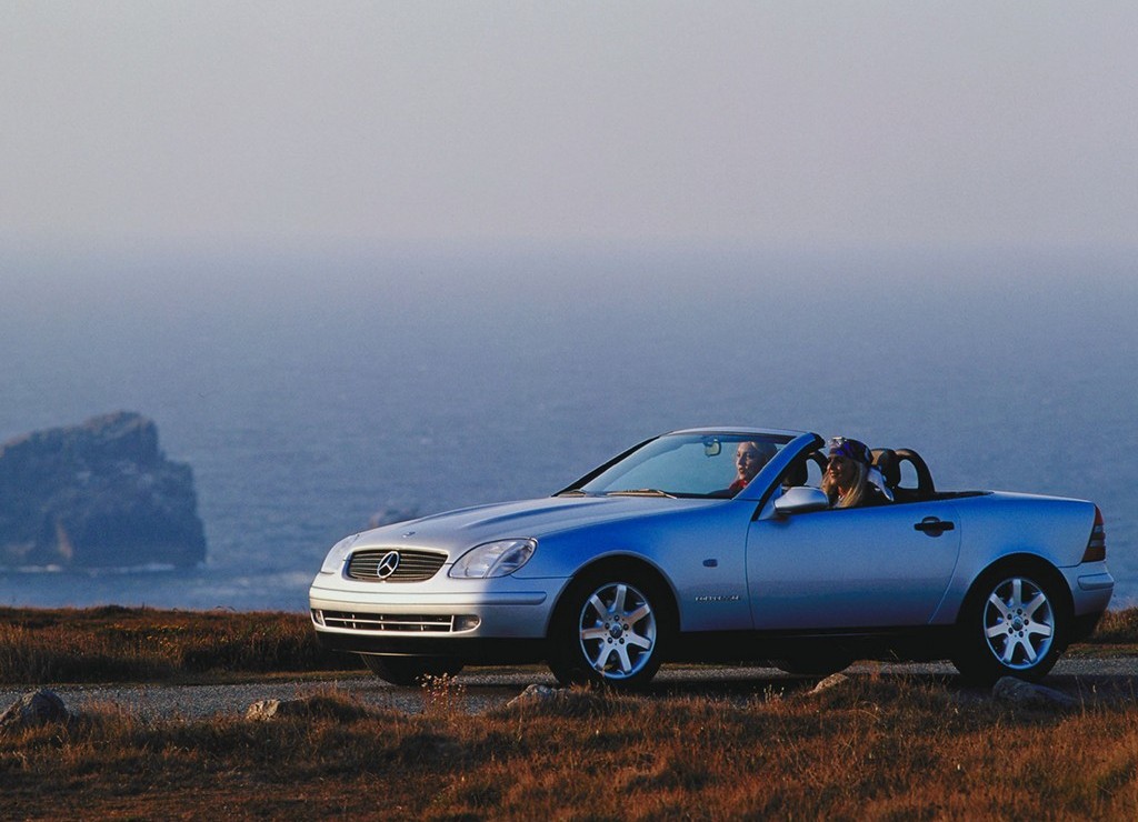 MERCEDES-BENZ SLK R170 CHEGA AOS 25 ANOS E CONTINUA SENDO ADMIRÁVEL, foto 2