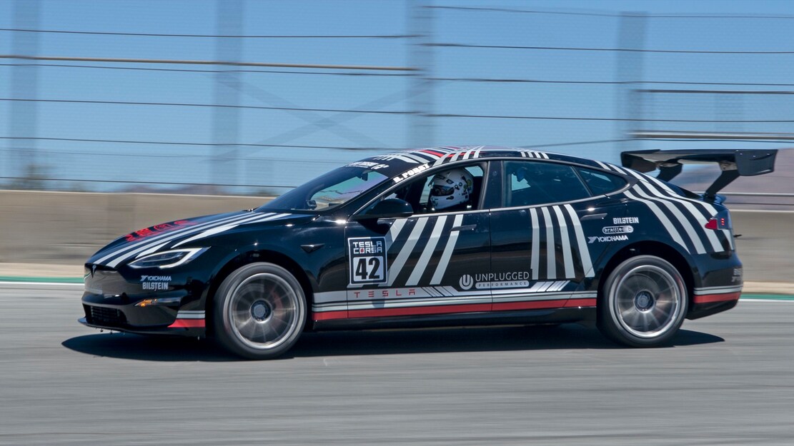 TESLA MODEL S PLAID BY UNPLUGGED PERFORMANCE: PRONTO PARA SUBIR PIKES PEAK, foto 1