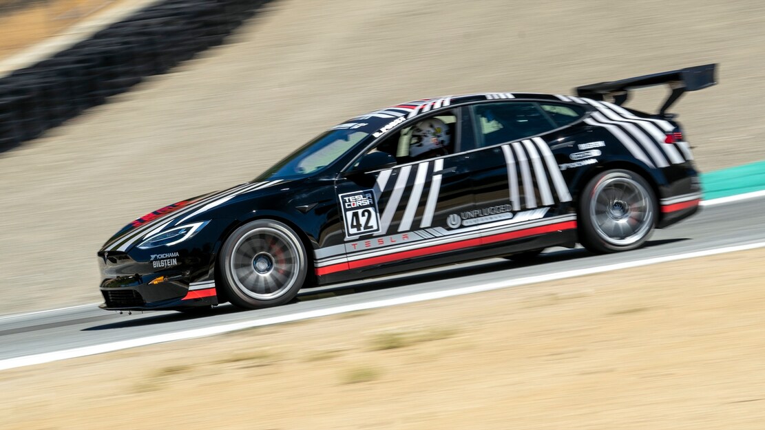 TESLA MODEL S PLAID BY UNPLUGGED PERFORMANCE: PRONTO PARA SUBIR PIKES PEAK, foto 2