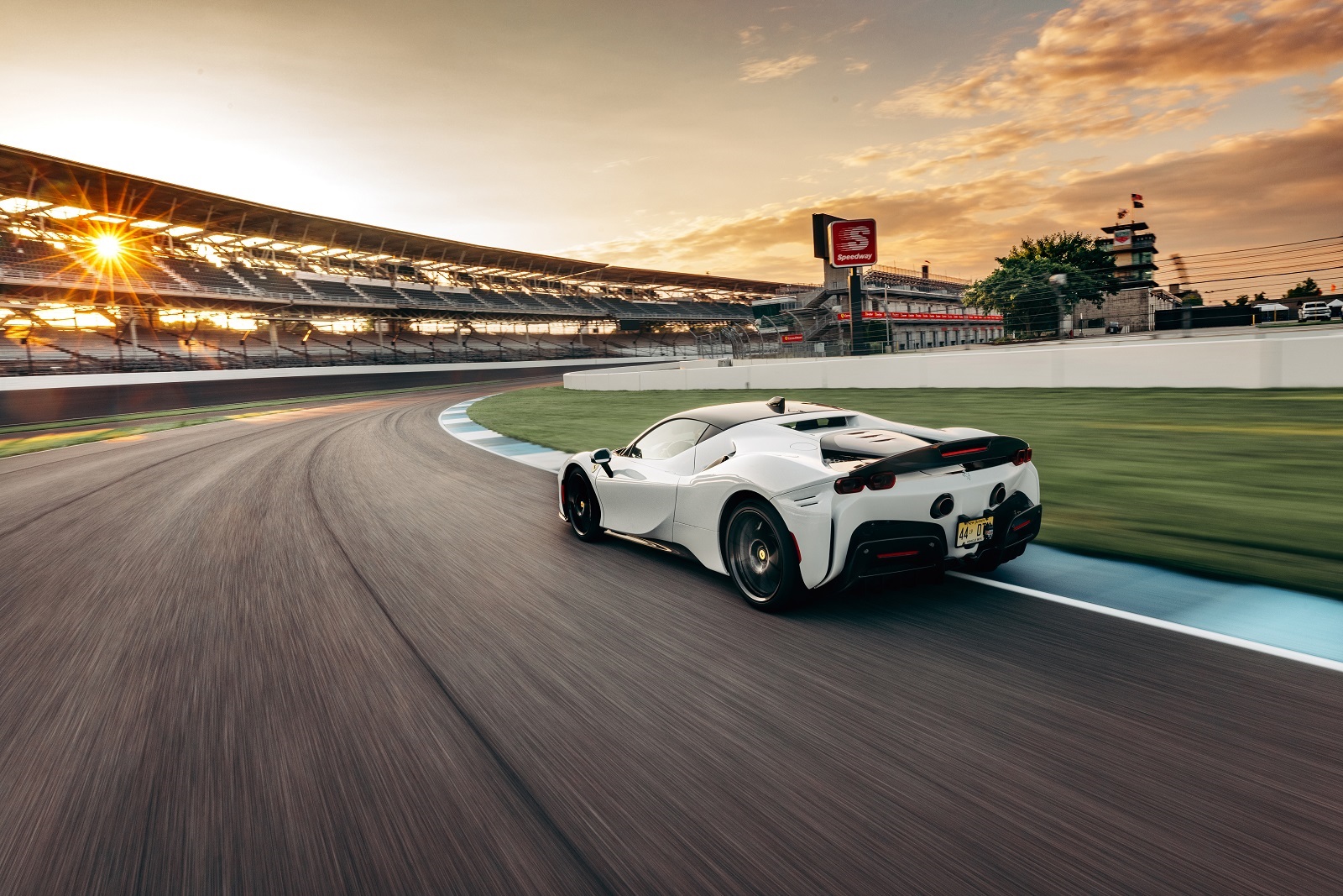 FERRARI SF90 STRADALE QUEBRA O RECORDE NO CIRCUITO DE INDIANAPOLIS, foto 1