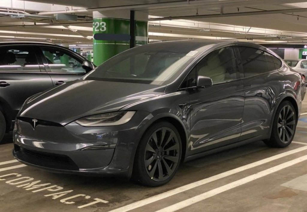 UM PROTÓTIPO DE PRÉ-PRODUÇÃO DO TESLA MODEL X PLAID FLAGRADO NAS RUAS, foto 1