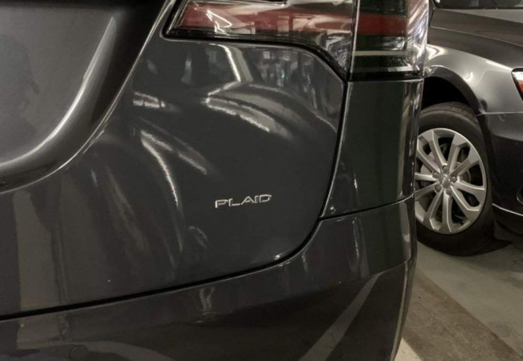 UM PROTÓTIPO DE PRÉ-PRODUÇÃO DO TESLA MODEL X PLAID FLAGRADO NAS RUAS, foto 2