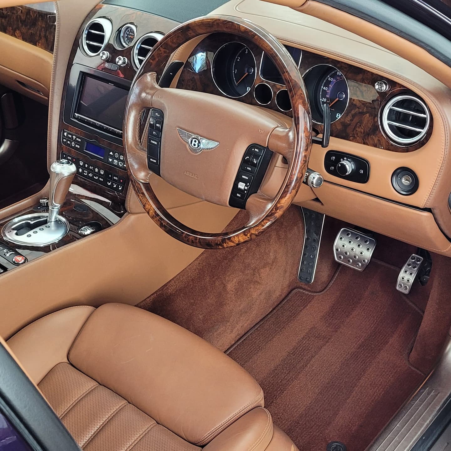 UM BENTLEY FLYING SPUR BEM DIFERENTE DO HABITUAL, foto 11