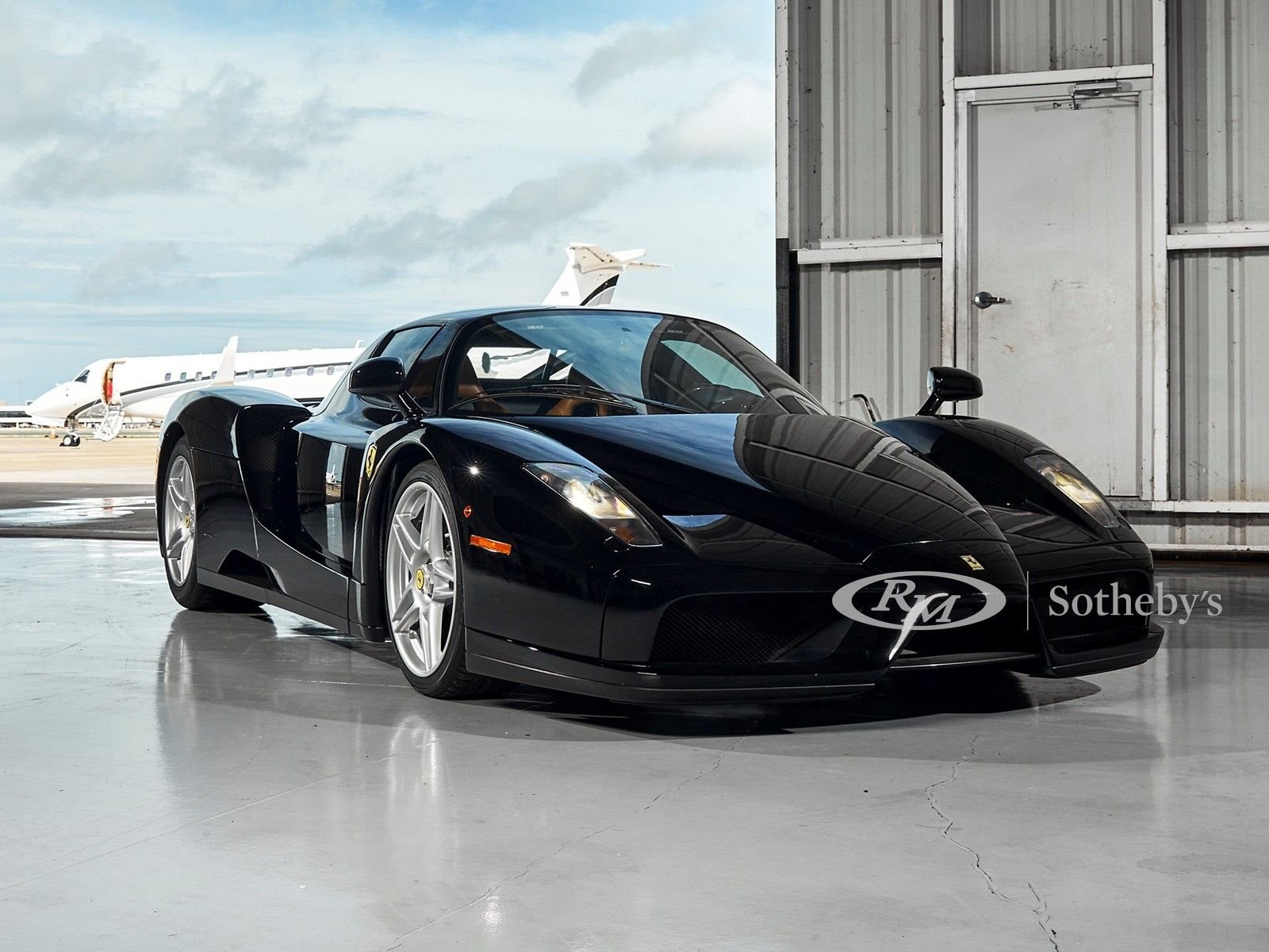 UM BELO EXEMPLAR PRETO DO FERRARI ENZO SERÁ LEILOADO EM MONTEREY, foto 1