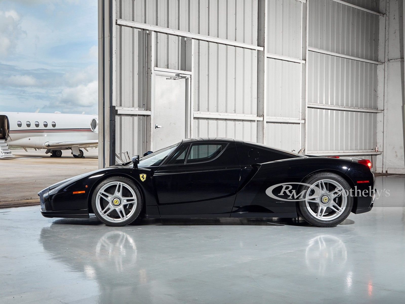UM BELO EXEMPLAR PRETO DO FERRARI ENZO SERÁ LEILOADO EM MONTEREY, foto 3