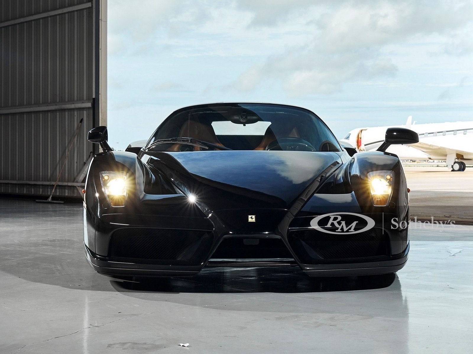 UM BELO EXEMPLAR PRETO DO FERRARI ENZO SERÁ LEILOADO EM MONTEREY, foto 4