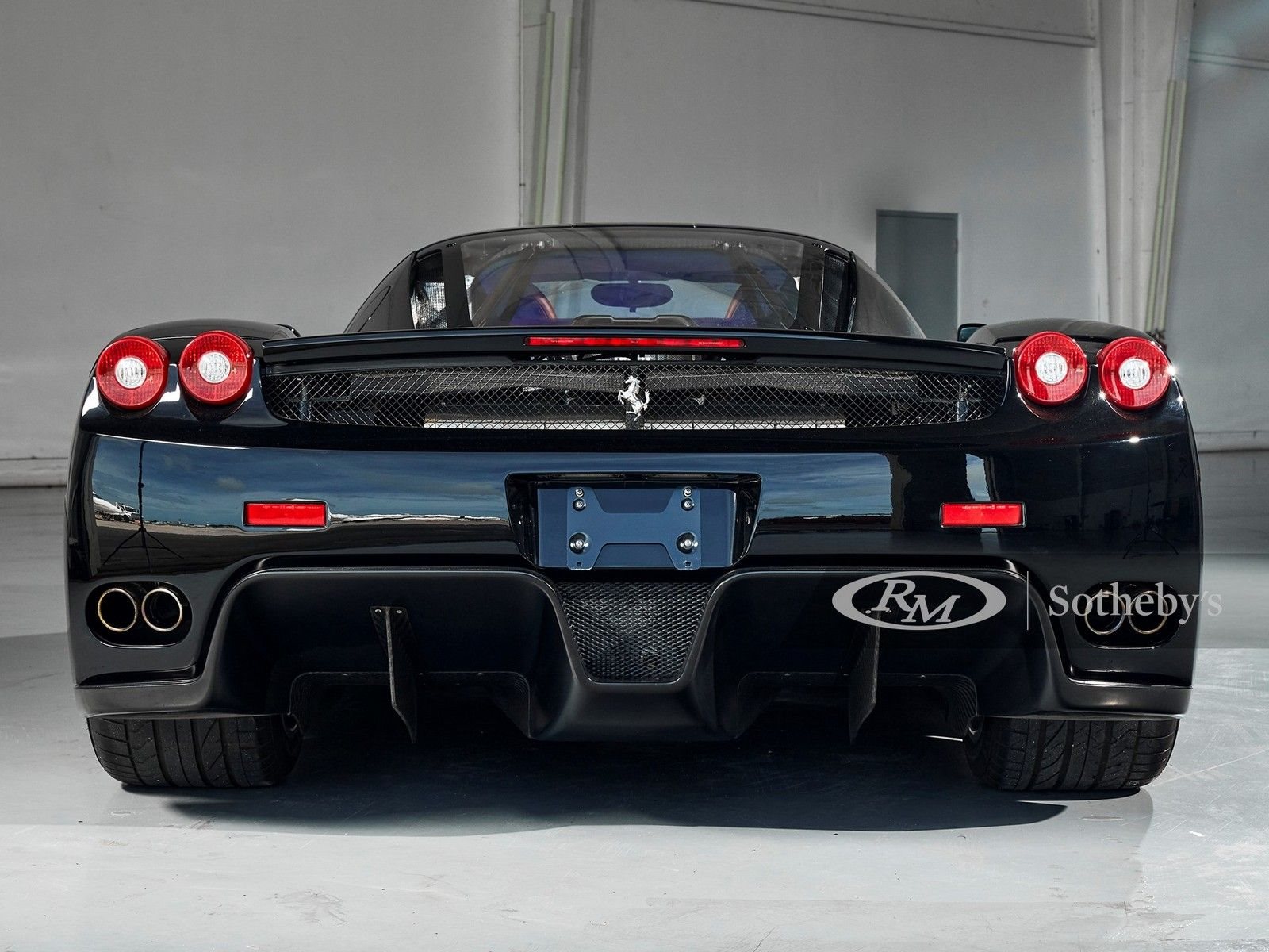UM BELO EXEMPLAR PRETO DO FERRARI ENZO SERÁ LEILOADO EM MONTEREY, foto 5