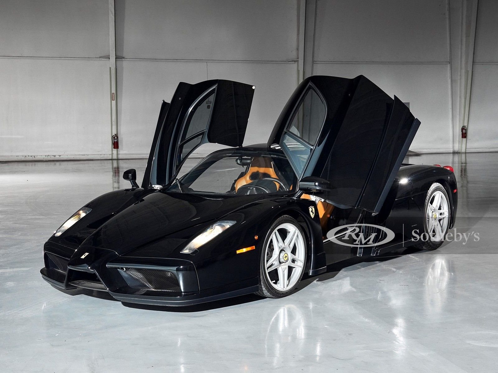 UM BELO EXEMPLAR PRETO DO FERRARI ENZO SERÁ LEILOADO EM MONTEREY, foto 6
