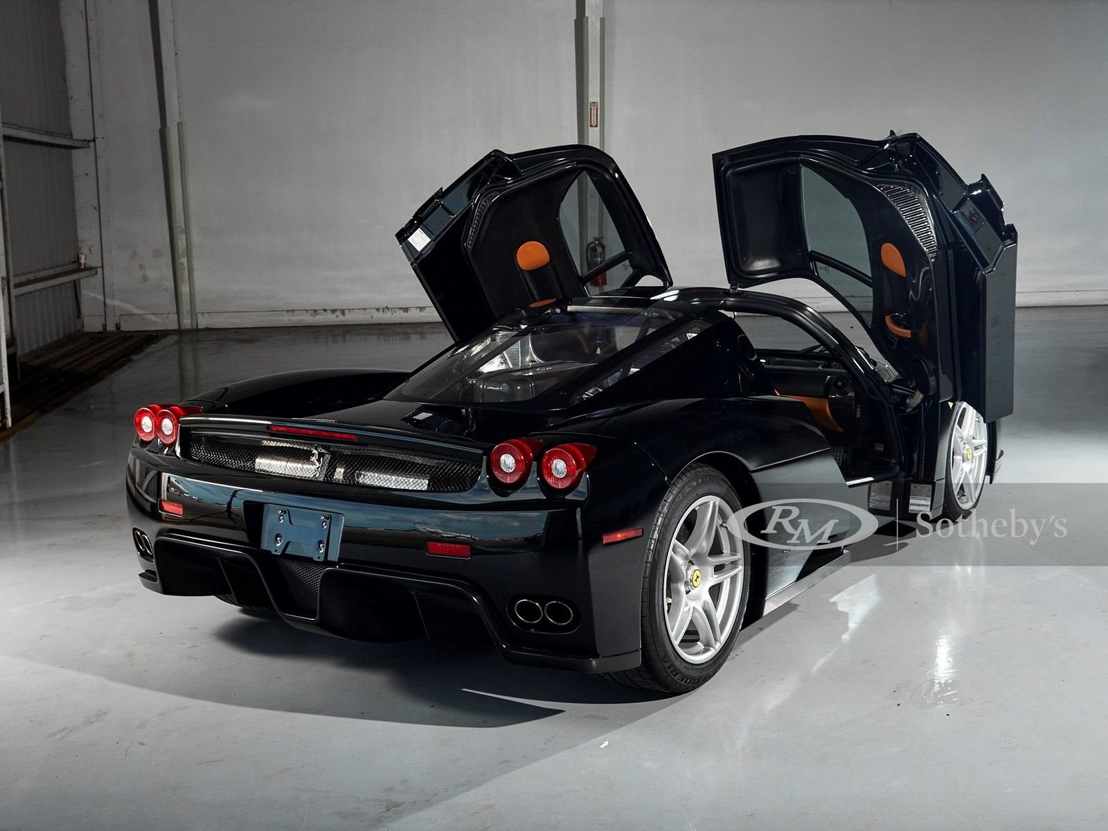 UM BELO EXEMPLAR PRETO DO FERRARI ENZO SERÁ LEILOADO EM MONTEREY, foto 7