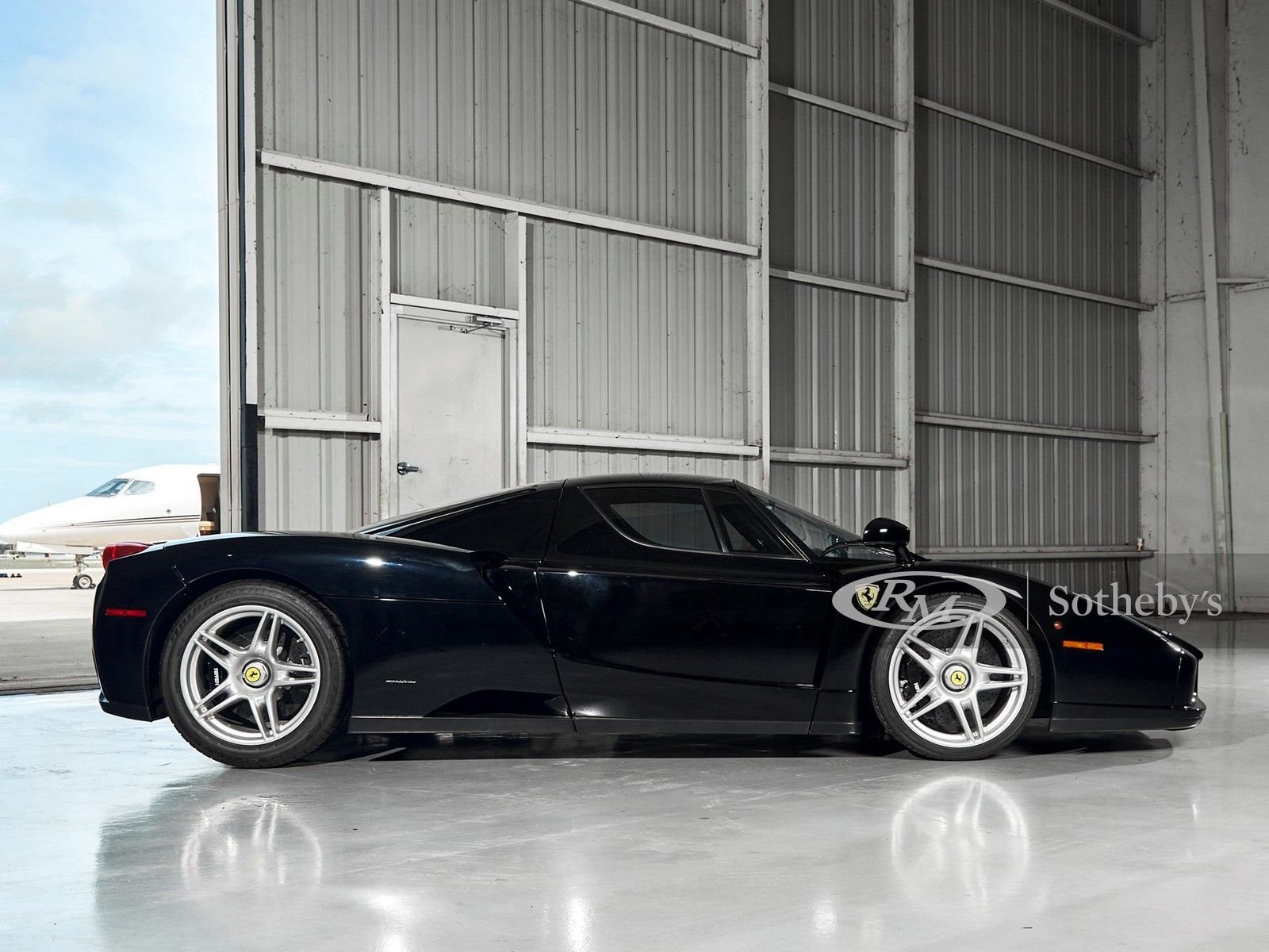 UM BELO EXEMPLAR PRETO DO FERRARI ENZO SERÁ LEILOADO EM MONTEREY, foto 8